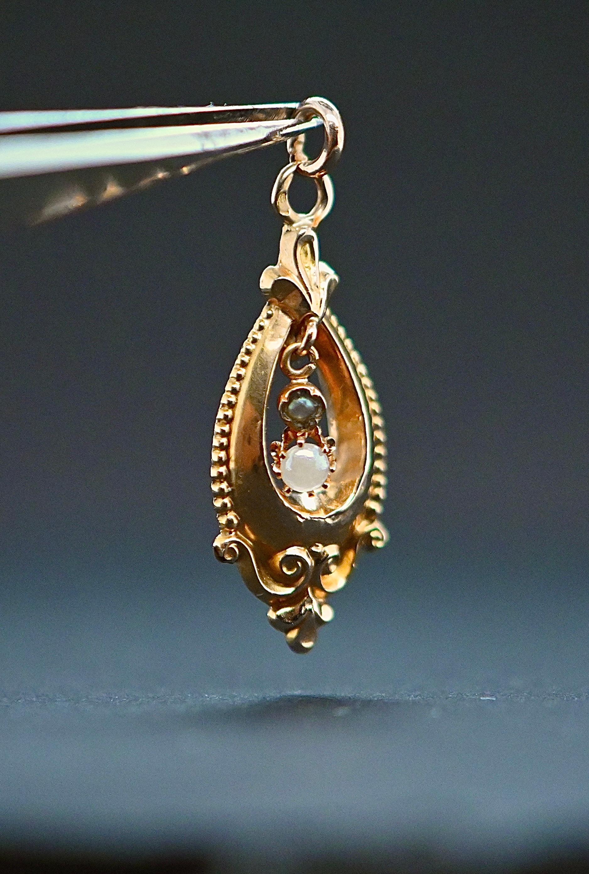 Scopri questo splendido pendente in oro 18 carati, un pezzo delicato e raffinato perfetto per gli amanti dei gioielli eleganti. Con un peso di 0,84 g, questo Jewell misura 3 cm di lunghezza e 1,3 cm di larghezza, offrendo una silhouette sottile e