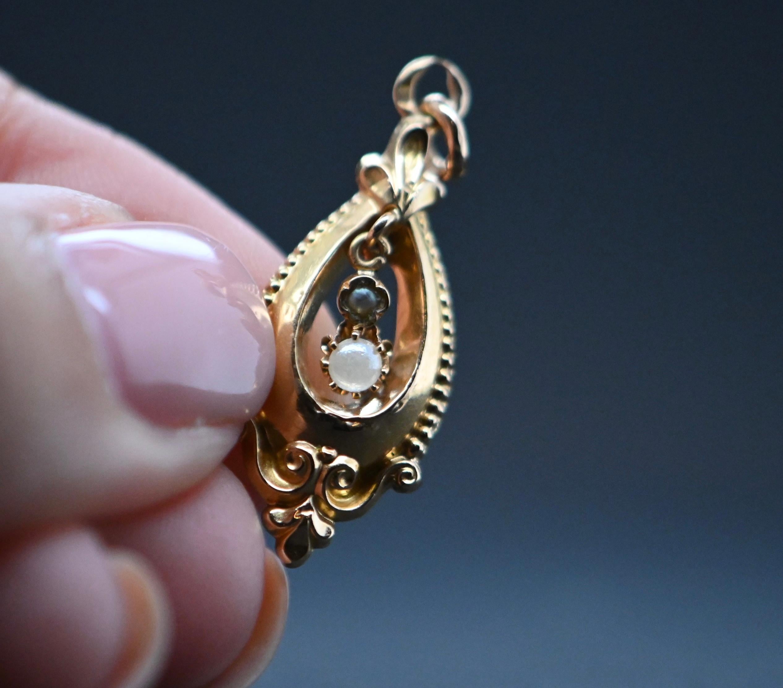 Taglio a sfera Ciondolo traforato in oro 18 carati con perle in vendita