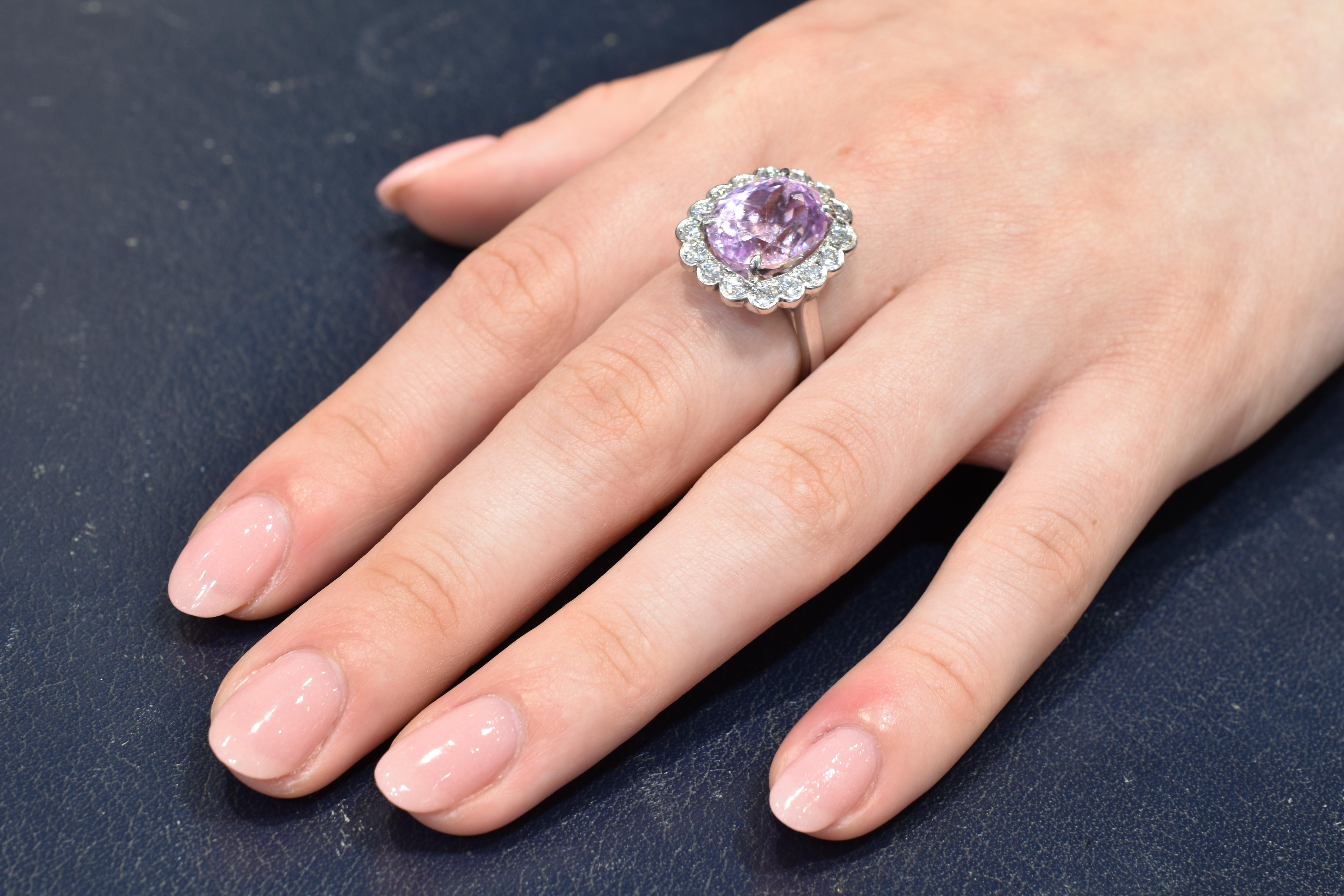 18 Carat Gold Oval Pink Kunzite and Brilliant Diamond Scalloped Cluster Ring In New Condition In Armadale, Victoria