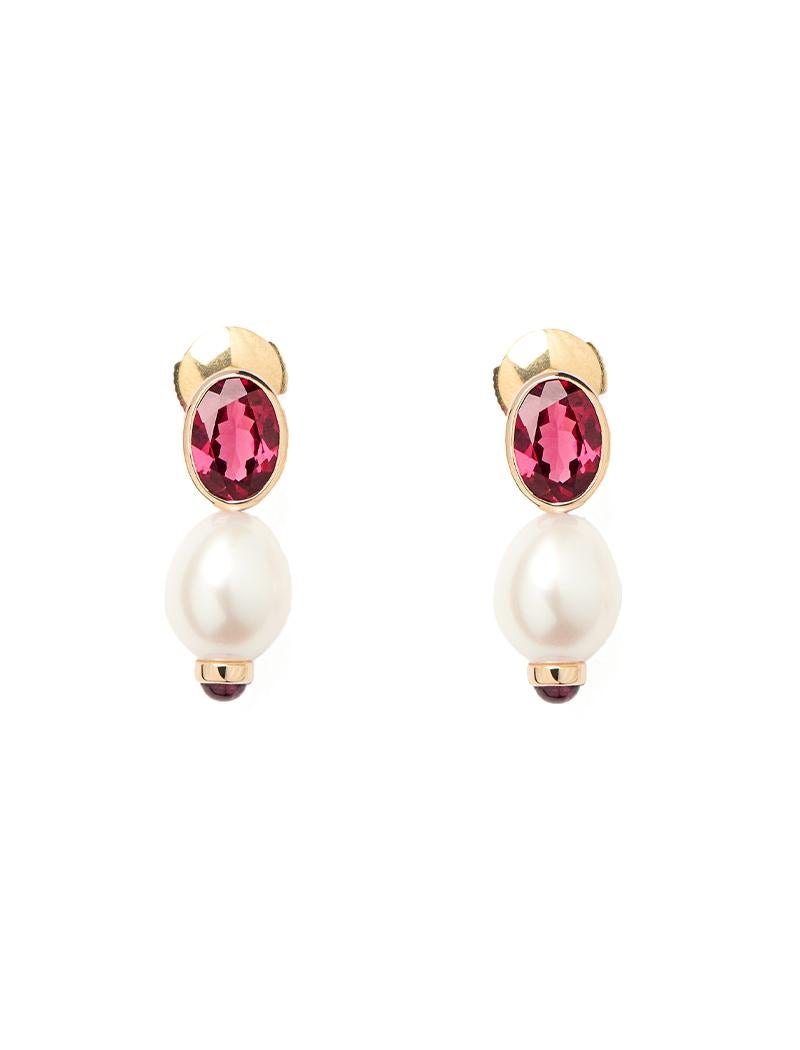 Perles Précieuses embraces fantasy in an everyday style. Its essence is embodied by drop-shaped pearls, like modern mini-sculptures worn elegantly as earrings or necklaces.

Perles Précieuses earrings in yellow gold with freshwater pearl and grenat