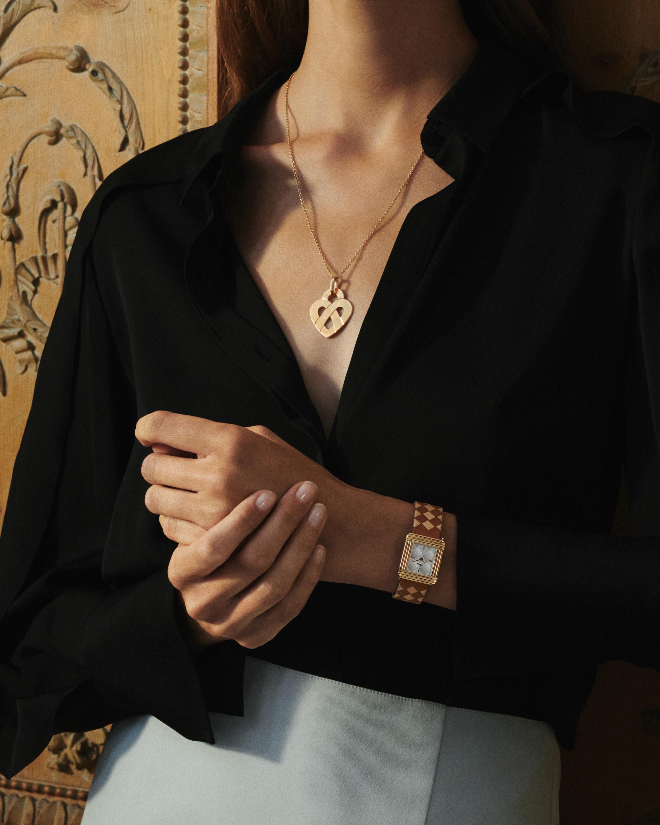 The timeless Poiray collection Cœur Entrelacé is revealed in pure lines, with generous curves, and is dressed in gold or diamonds to celebrate all loves.

Cœur Entrelacé pendant, large model in rose gold.

Please note that the carat weight, number