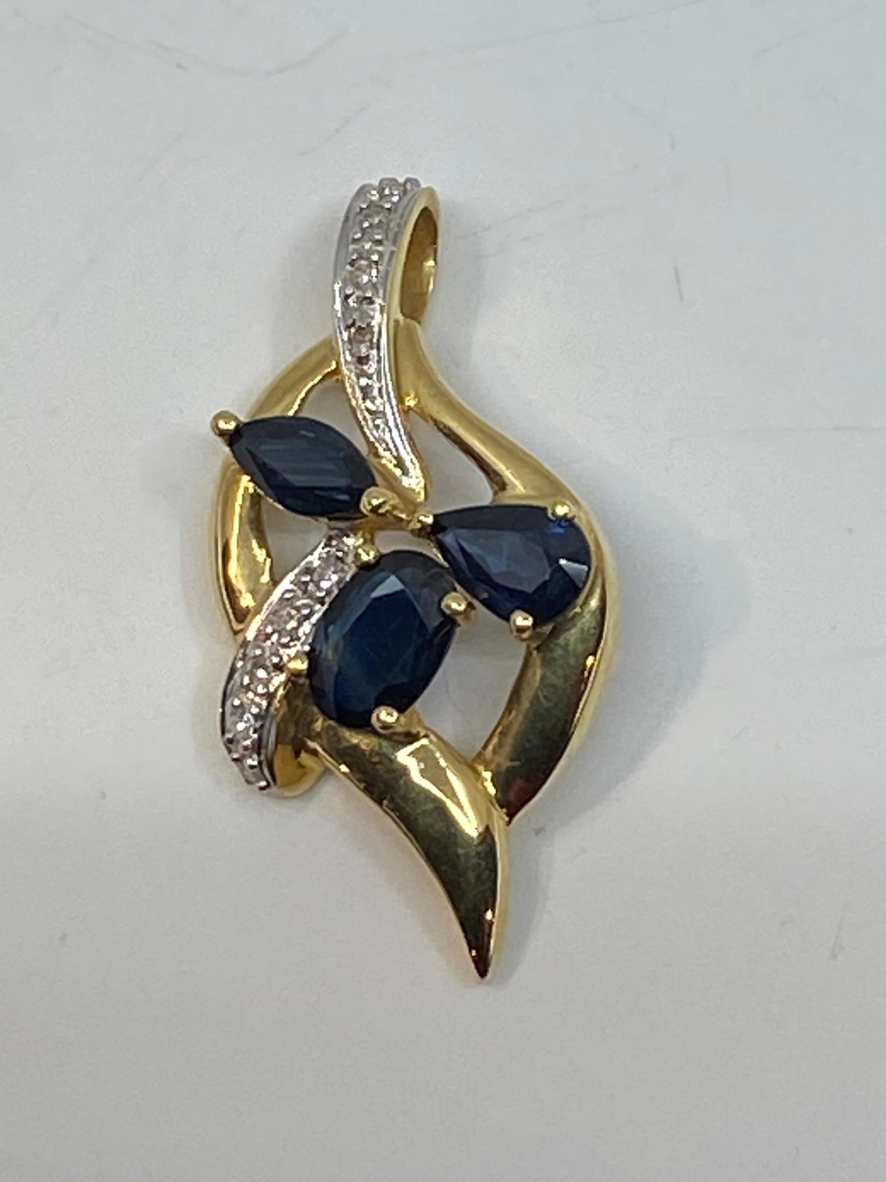 18 Carat Gold Pendant Set with 3 Pear, Shaped Sapphires and 14 Diamonds In Good Condition For Sale In VERSAILLES, FR