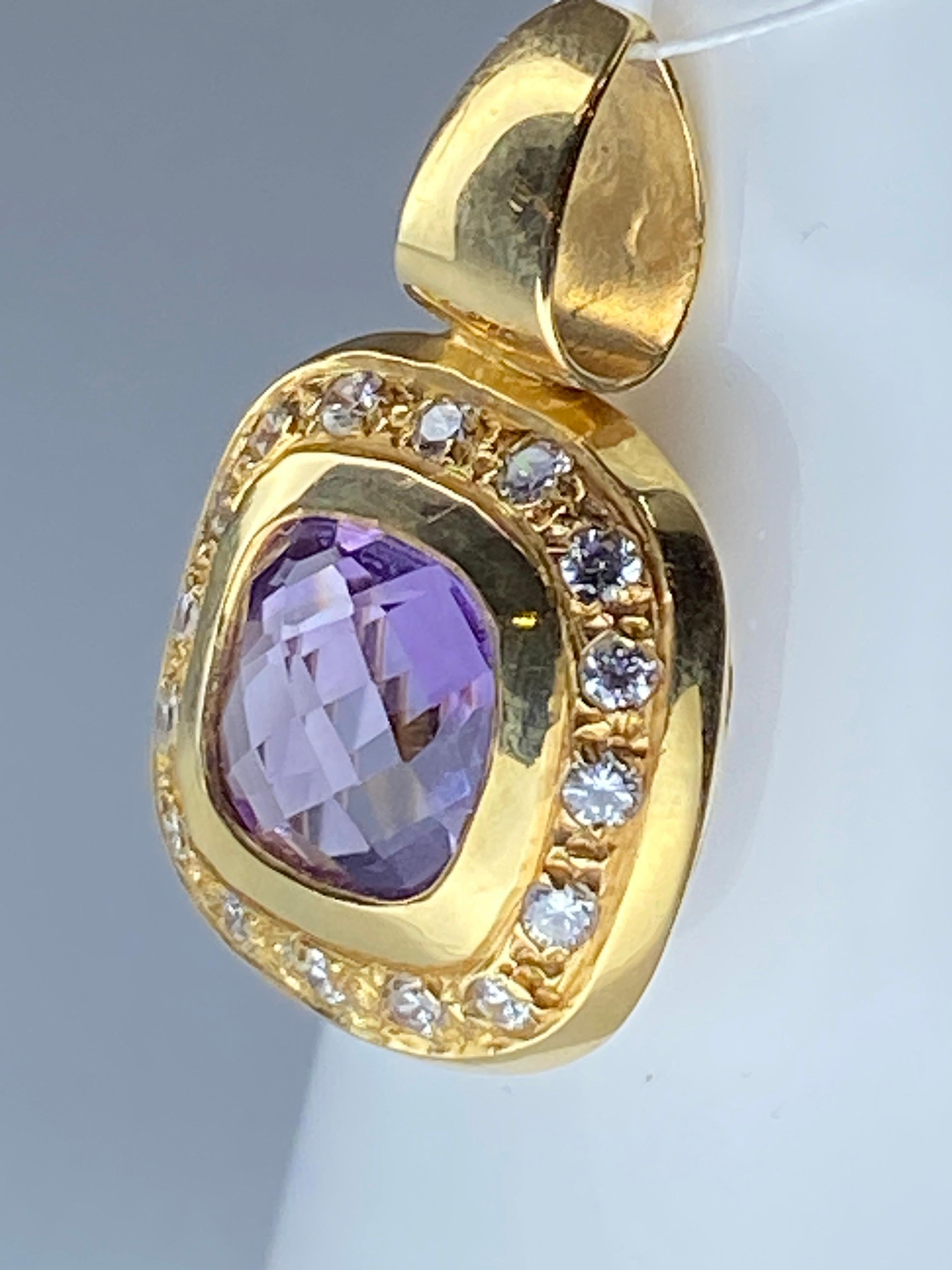 18 Carat Gold Pendant Set with a Faceted Améthyst and Diamonds In Good Condition For Sale In VERSAILLES, FR