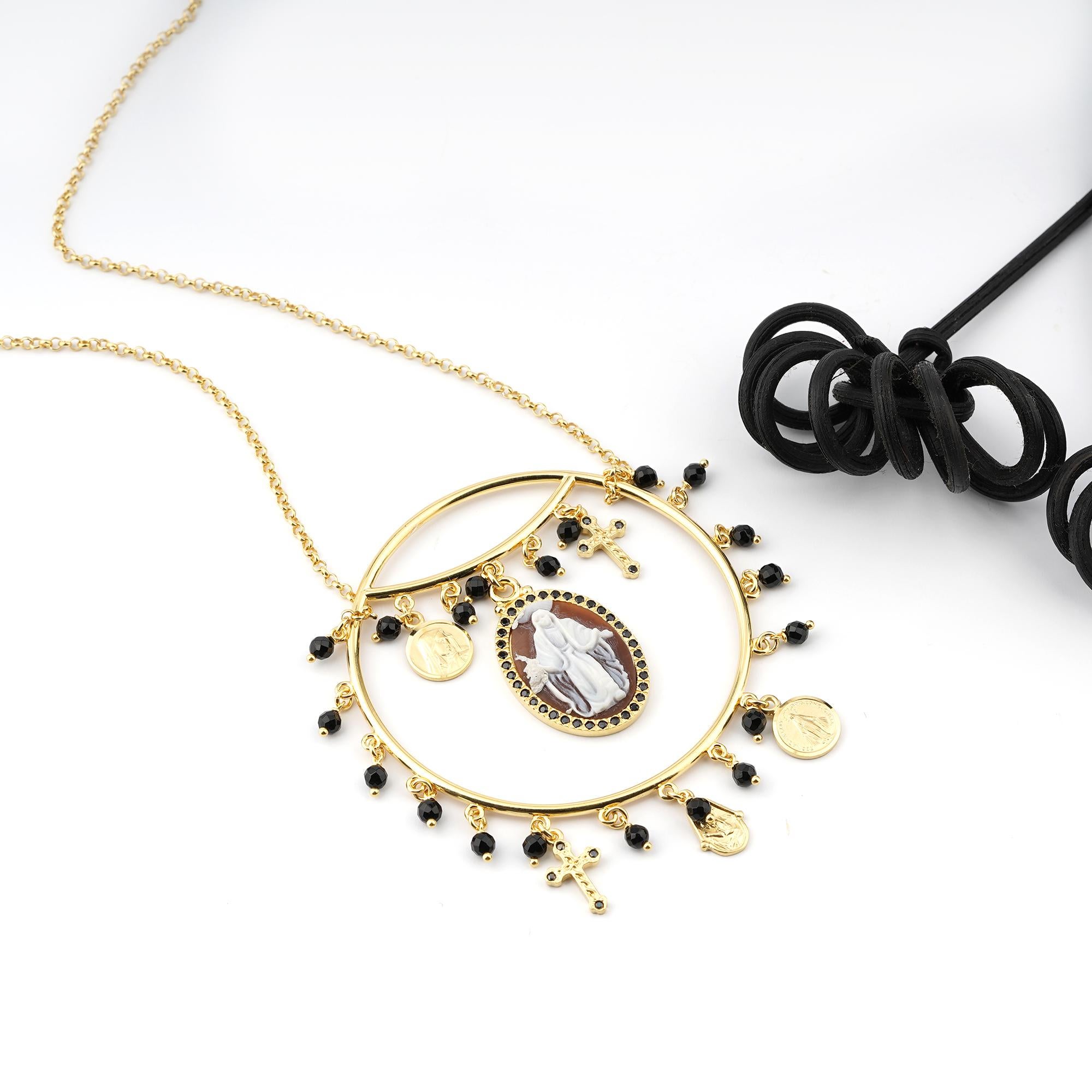 Cameo Italiano. „Sacred““ Muschelschalen-Kamee-Parure, Halskette und Ohrringe. im Zustand „Neu“ im Angebot in Marcianise, IT