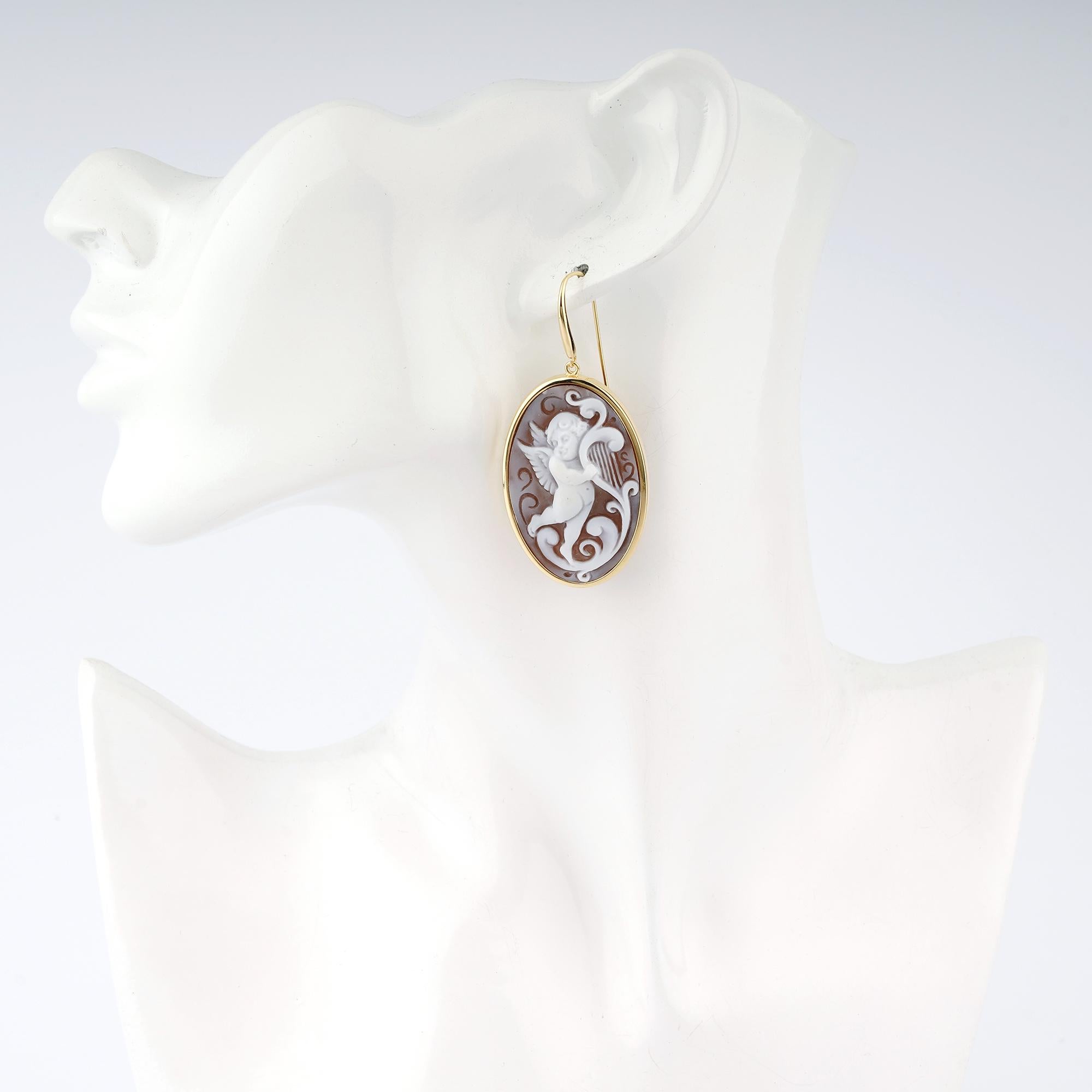 Cameo Italiano. Angel with the harp, Sea shell cameo earrings In New Condition In Marcianise, IT