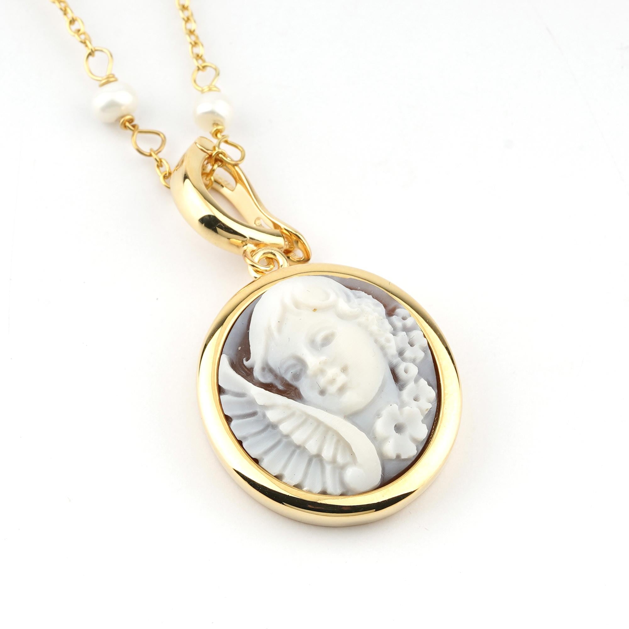 18 carat Gold Plated 925 Sterling Silver with 20mm Sea Shell Cameos Pendant Necklace. Fully handcarved Portrait on a sea shell cameo set in a 18kt Gold plated silver Pendant Necklace with freshwater pearls. Carvings are performed by our master