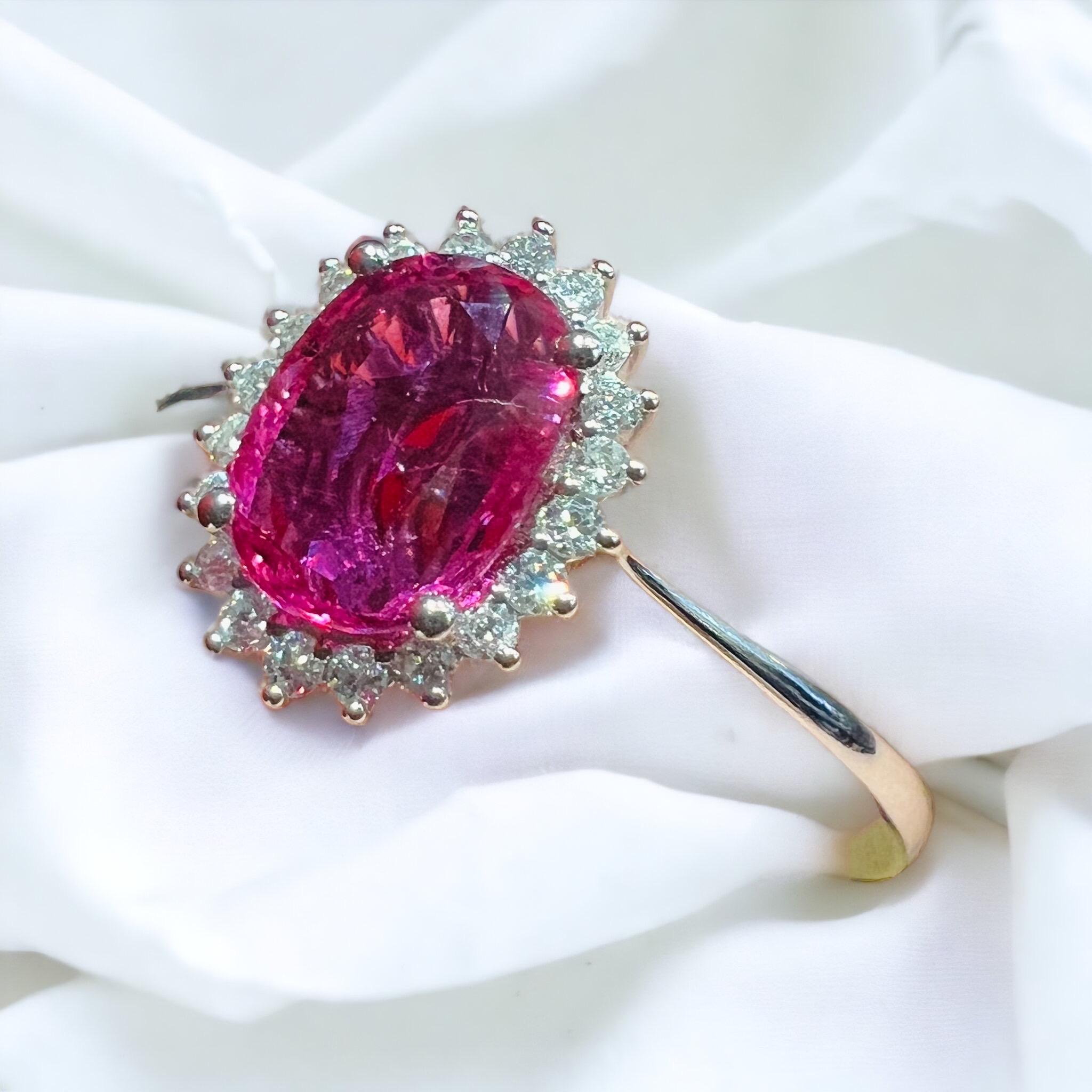 Un superbo anello di fidanzamento in oro 18 carati, ispirato ai classici stili Pompadour e Marguerite, con al centro un vivido rubino rosa da 0,91 carati di notevole trasparenza.
Questa pietra sfaccettata dal taglio ovale mostra una luminosa