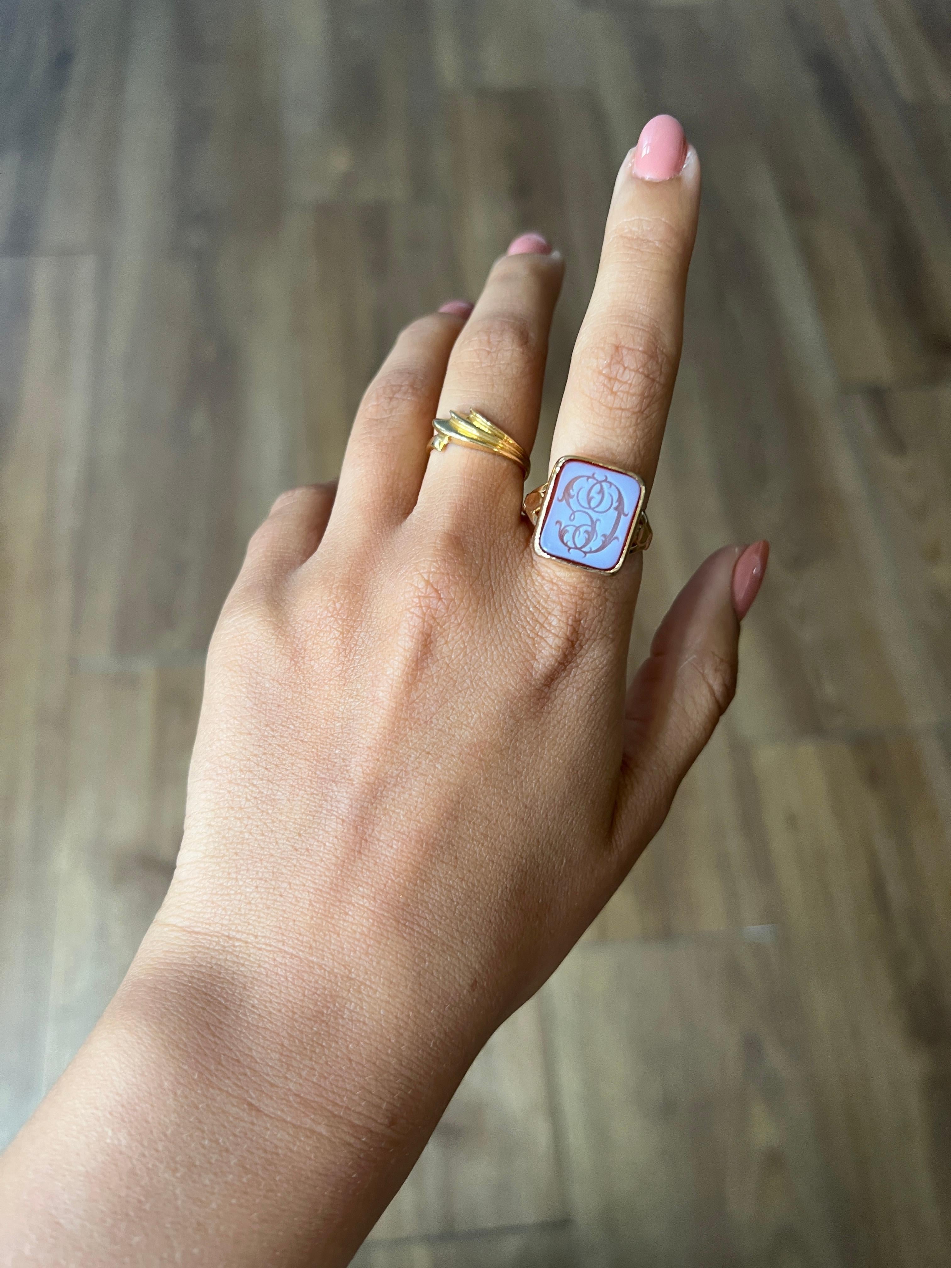 Scopri l'eleganza senza tempo di questo anello in oro 18 carati, certificato da un 