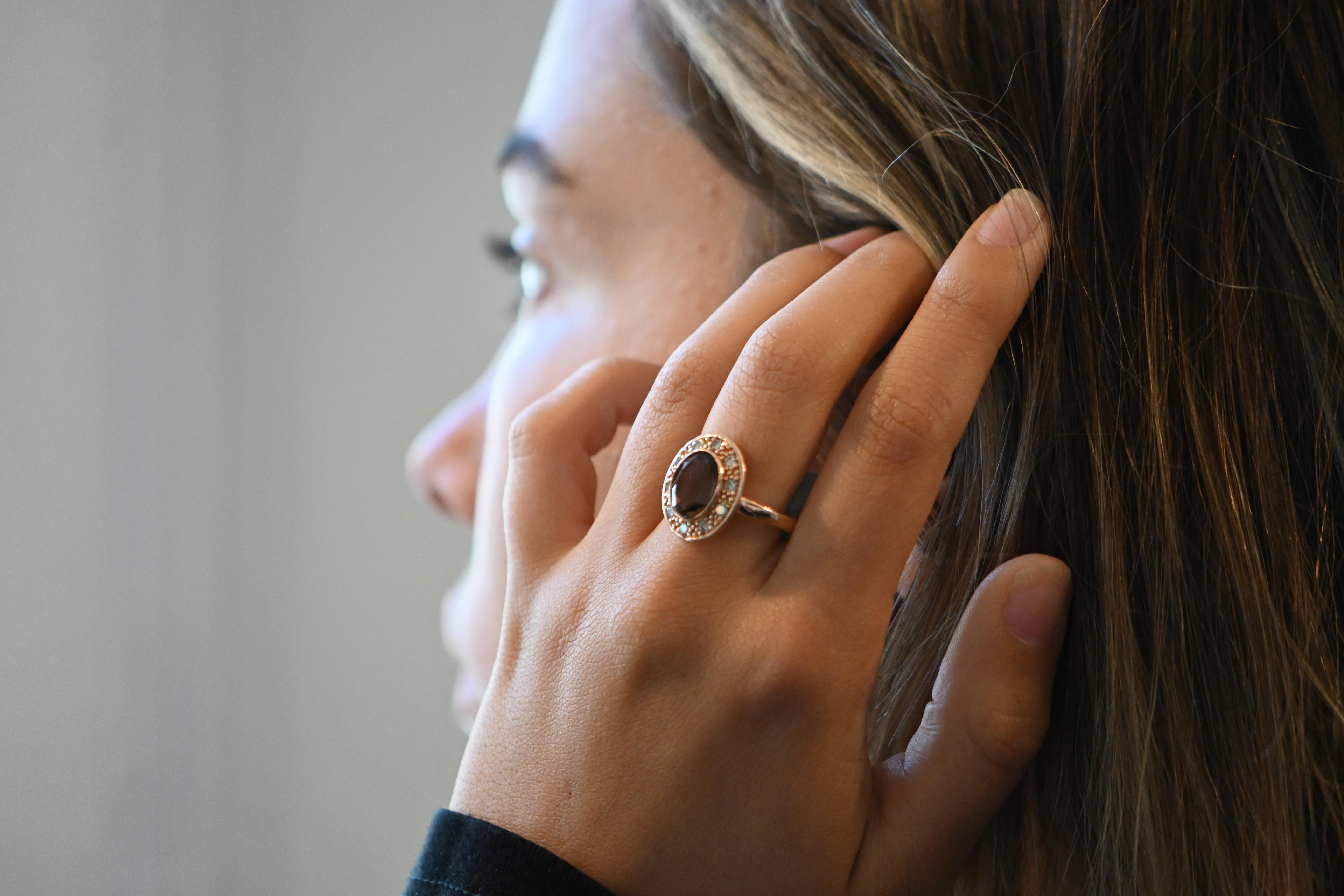 Questo sontuoso anello in oro 18 carati è impreziosito da 10 diamanti taglio brillante per un totale di 0,42 carati e da un magnifico quarzo cognac. Ogni pezzo è unico grazie alla pietra naturale di quarzo, le cui sfumature di colore e i cui