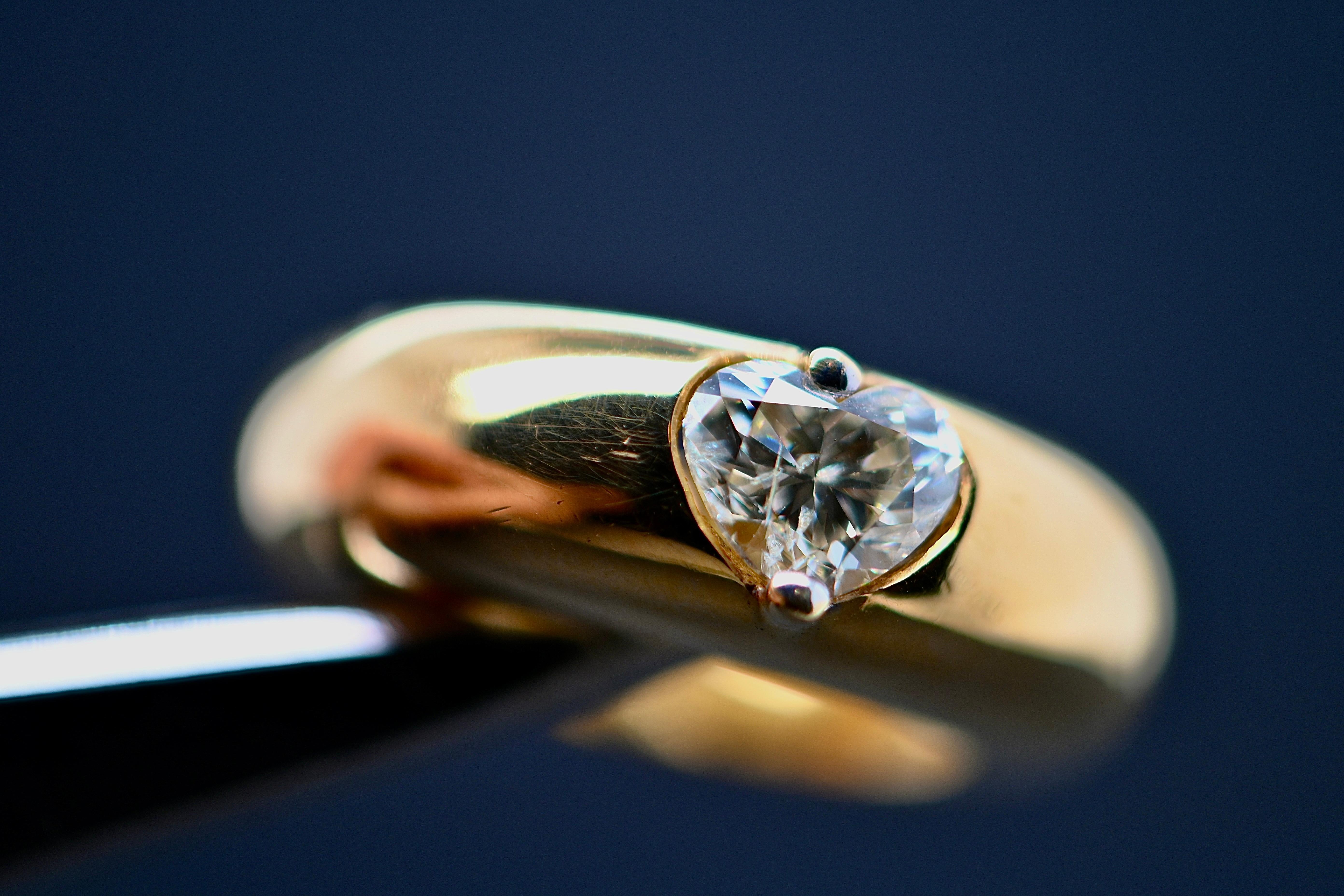 Heart Cut 18-Carat Gold Ring Adorned with a Heart-Shaped 1-Carat Diamond For Sale