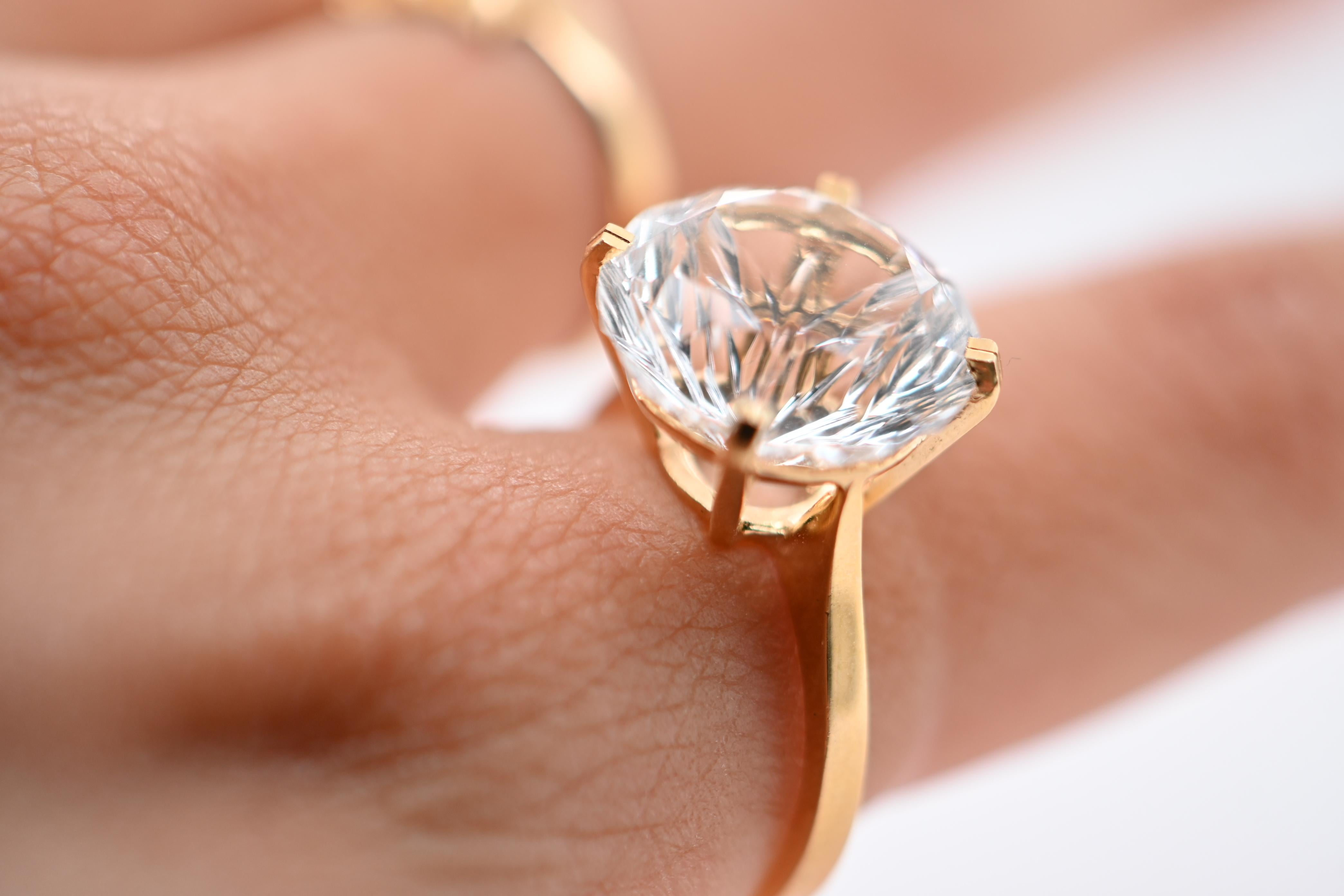 Scopri la delicatezza e l'eleganza di questo solitario in oro 18 carati, un gioiello raffinato e senza tempo. Certificato da un marchio francese a testa d'aquila, questo Jewell garantisce la qualità dell'oro a 750 millesimi, assicurando una