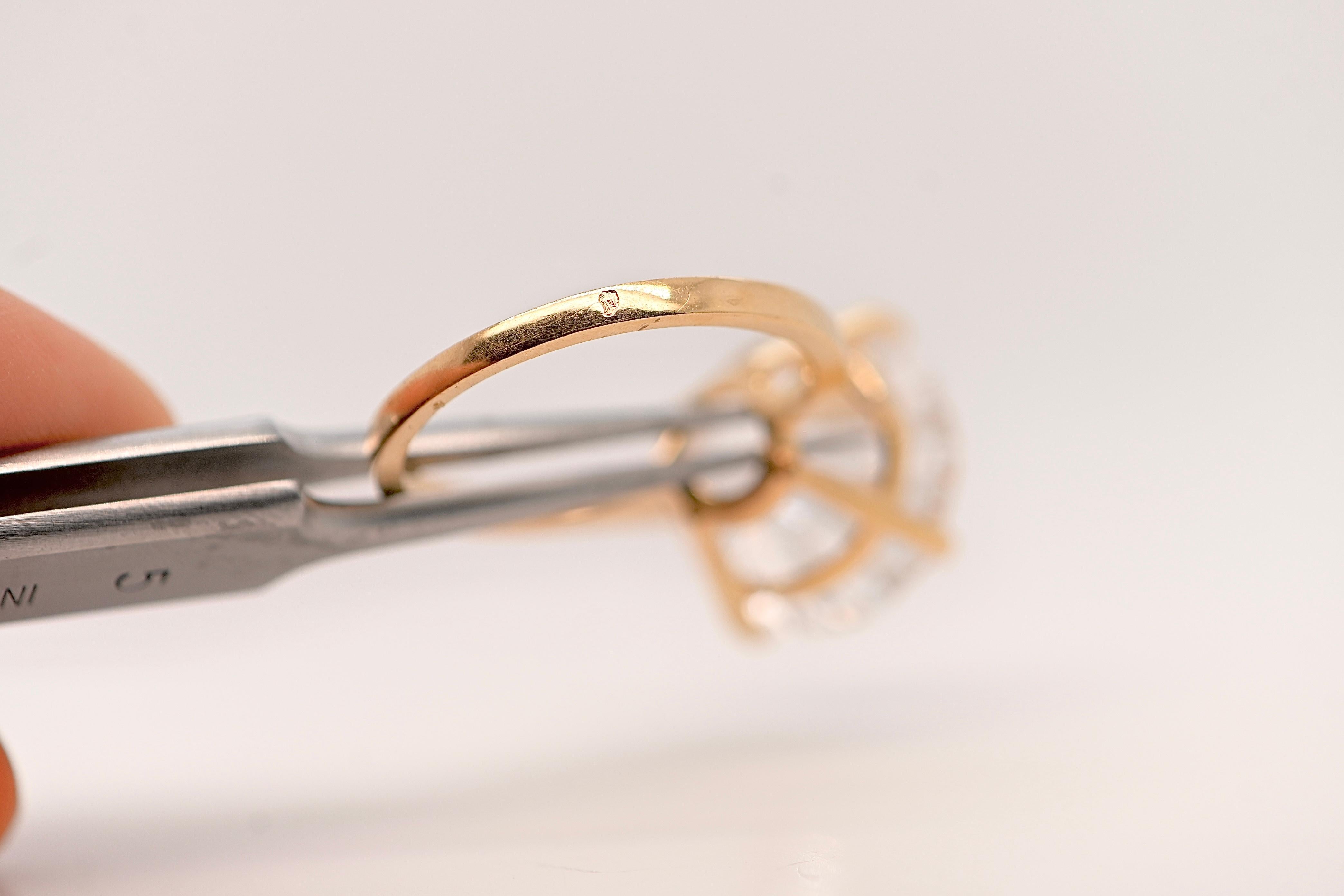 Anello in oro 18 carati con zirconi taglio Brilliante in vendita 4