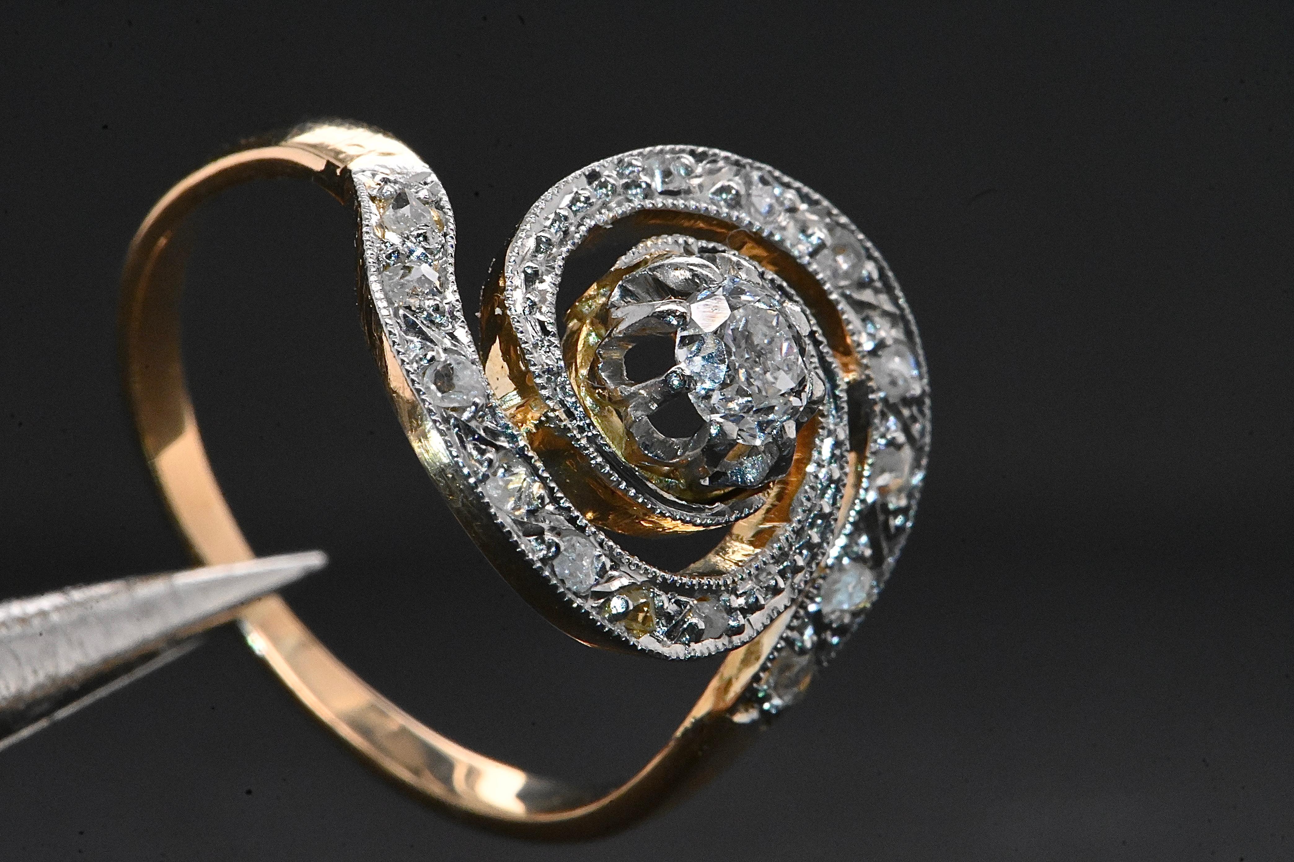 Bague en or 18 carats ornée de diamants totalisant 1 carat Pour femmes en vente