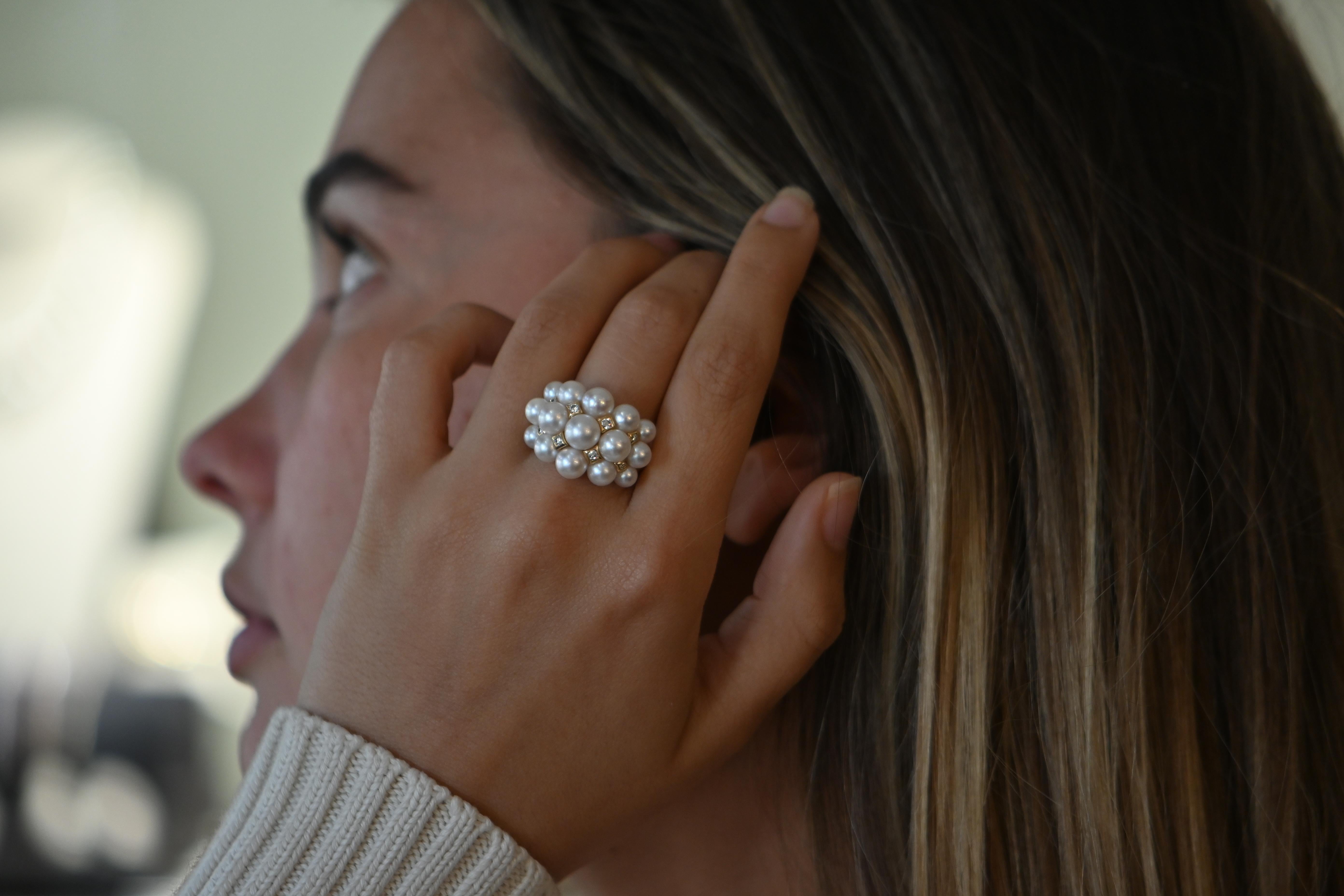 18-Carat Gold Ring Adorned with Pearls and 0.180-Carat Diamonds For Sale 4