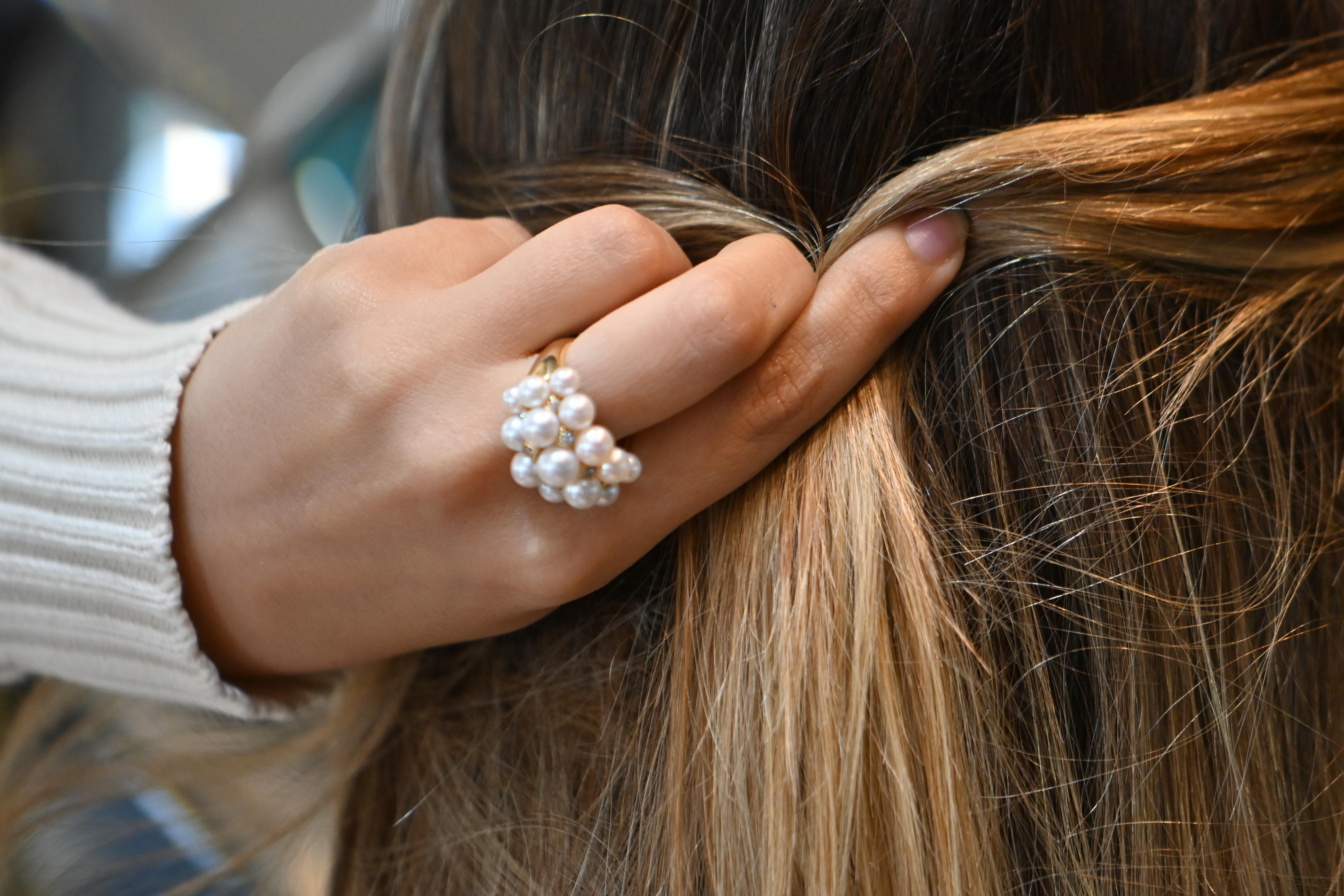 18-Carat Gold Ring Adorned with Pearls and 0.180-Carat Diamonds For Sale 5