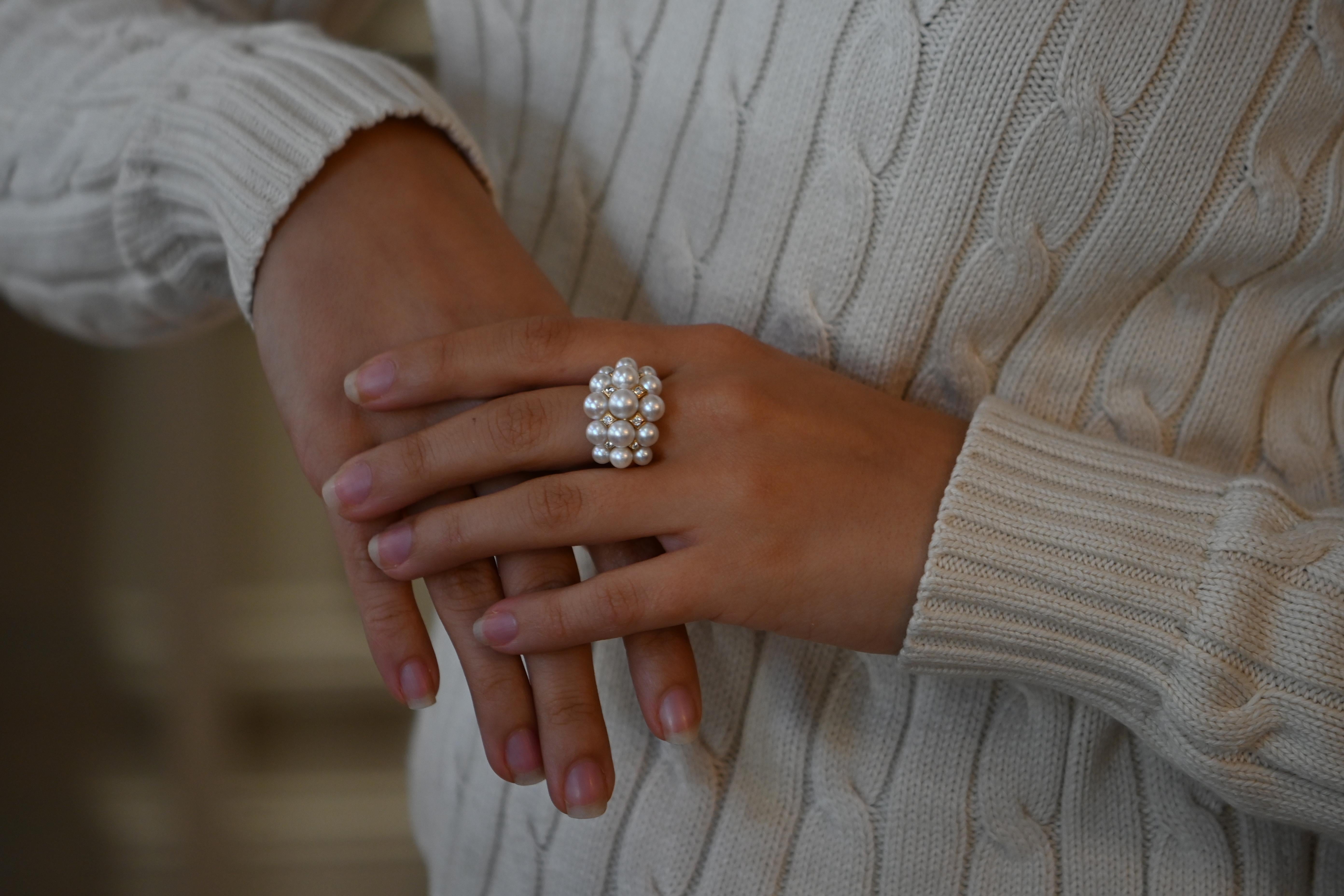 18-Carat Gold Ring Adorned with Pearls and 0.180-Carat Diamonds For Sale 6