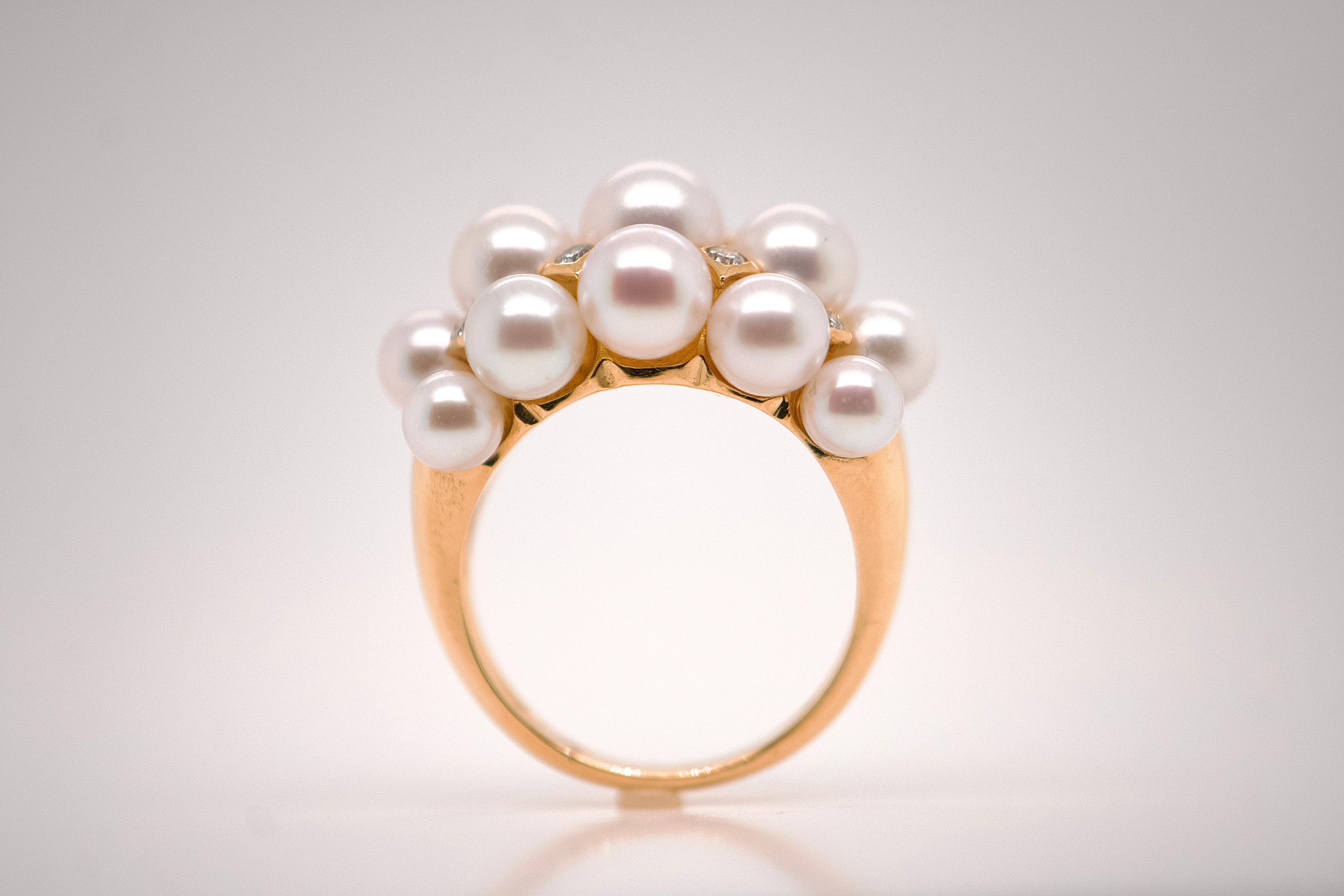 This 18-carat gold cocktail ring is a true masterpiece, adorned with 8 diamonds totaling 0.180 carats and 15 exquisite pearls that emit a radiant, iridescent glow. Its baroque style imparts a unique and sophisticated allure, making this piece a