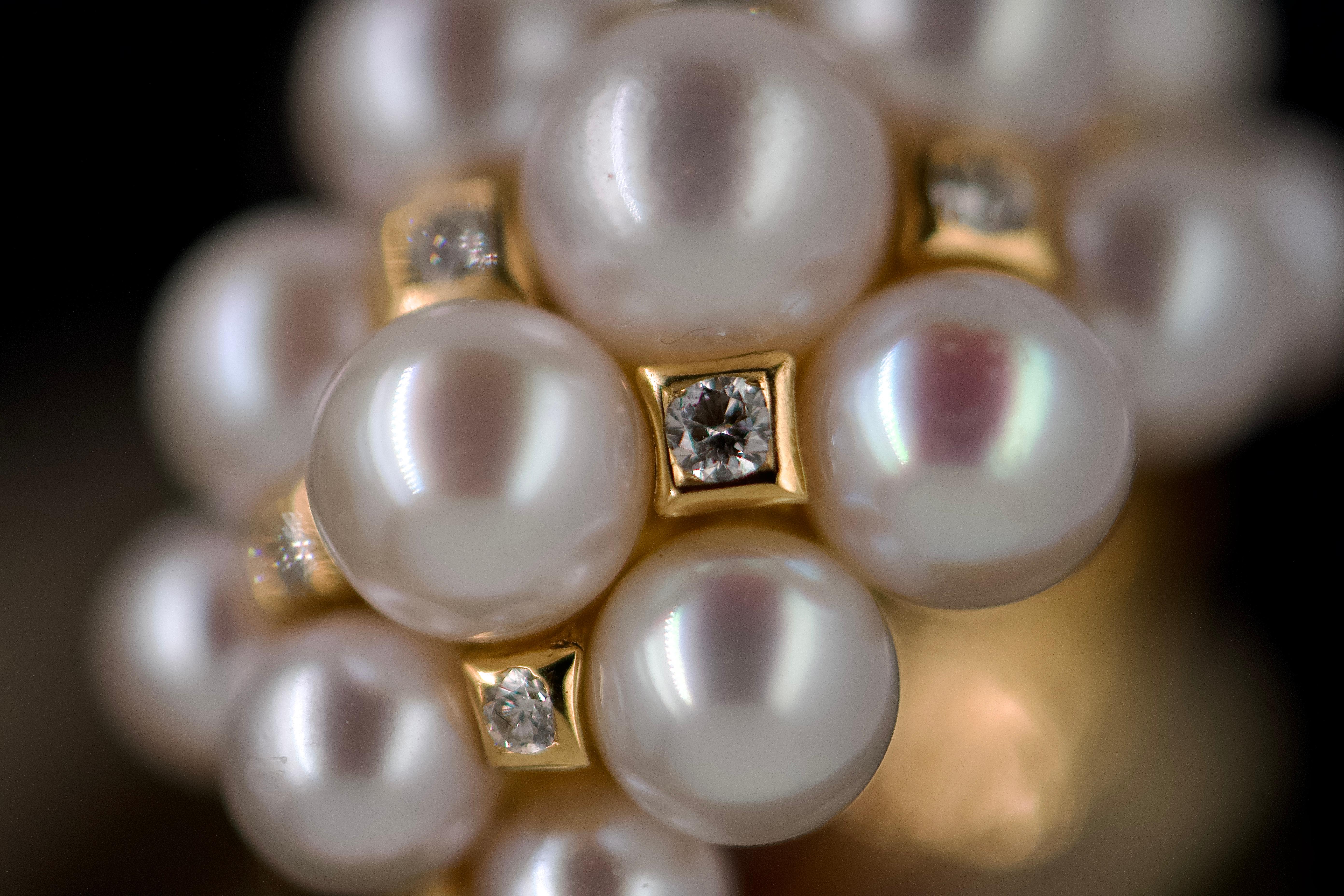 18-Carat Gold Ring Adorned with Pearls and 0.180-Carat Diamonds For Sale 1