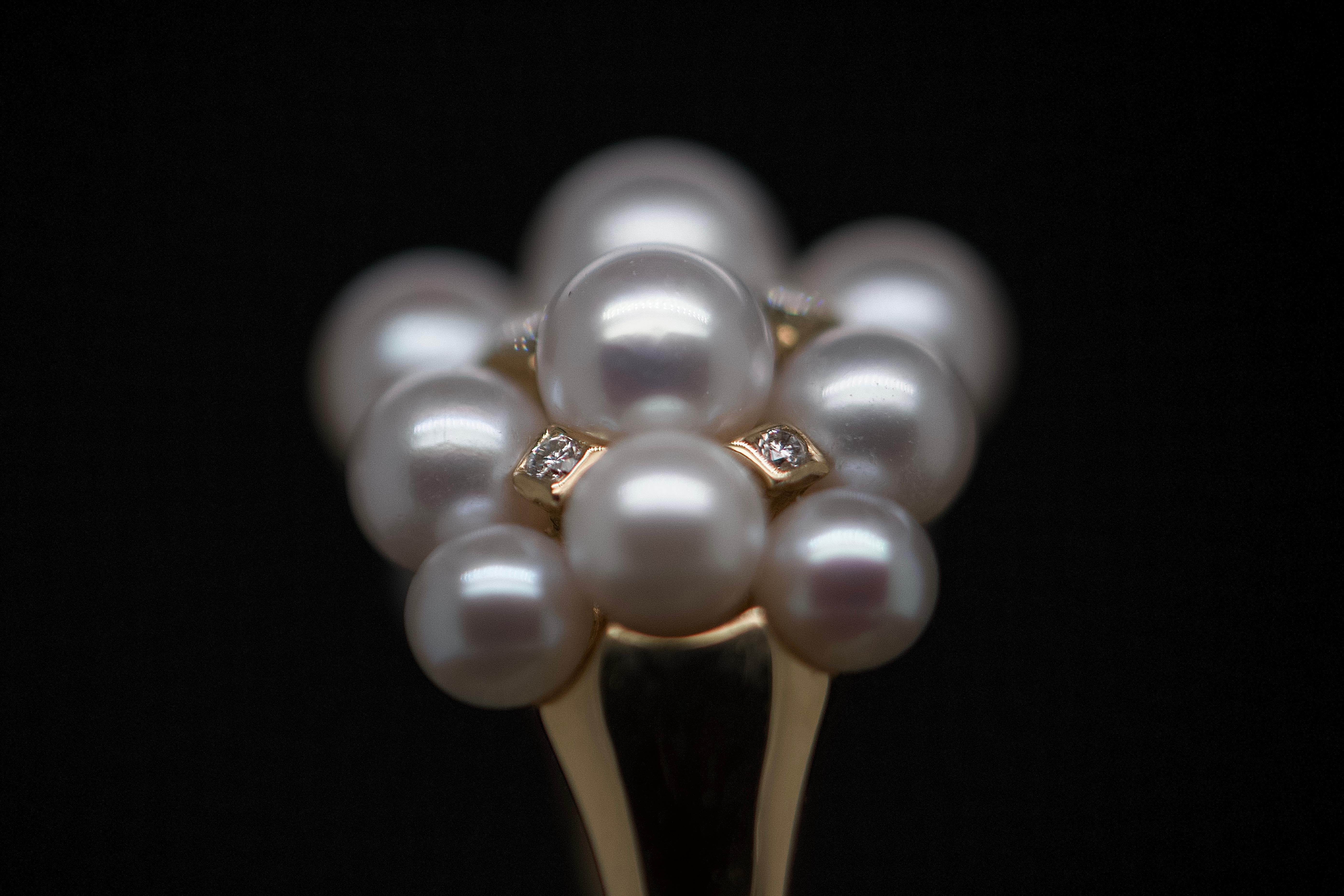 18-Carat Gold Ring Adorned with Pearls and 0.180-Carat Diamonds For Sale 2