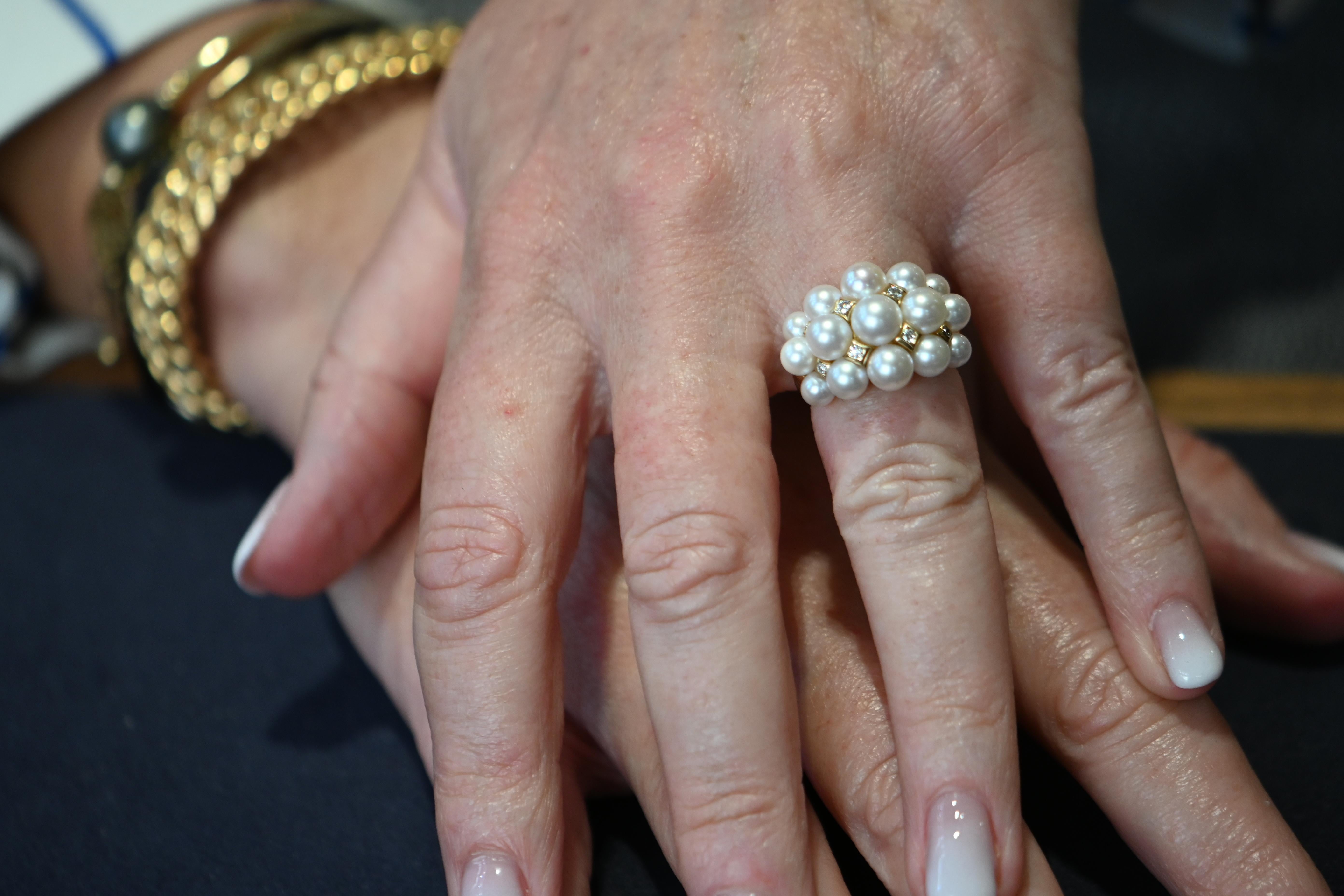 18-Carat Gold Ring Adorned with Pearls and 0.180-Carat Diamonds For Sale 3