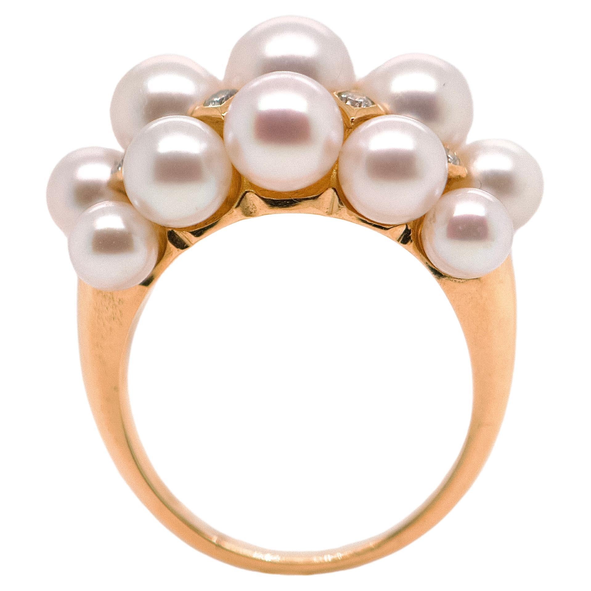 18-Carat Gold Ring Adorned with Pearls and 0.180-Carat Diamonds For Sale