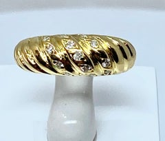 18 carat gold ring decorated with gadroons set with 3 rows of diamonds