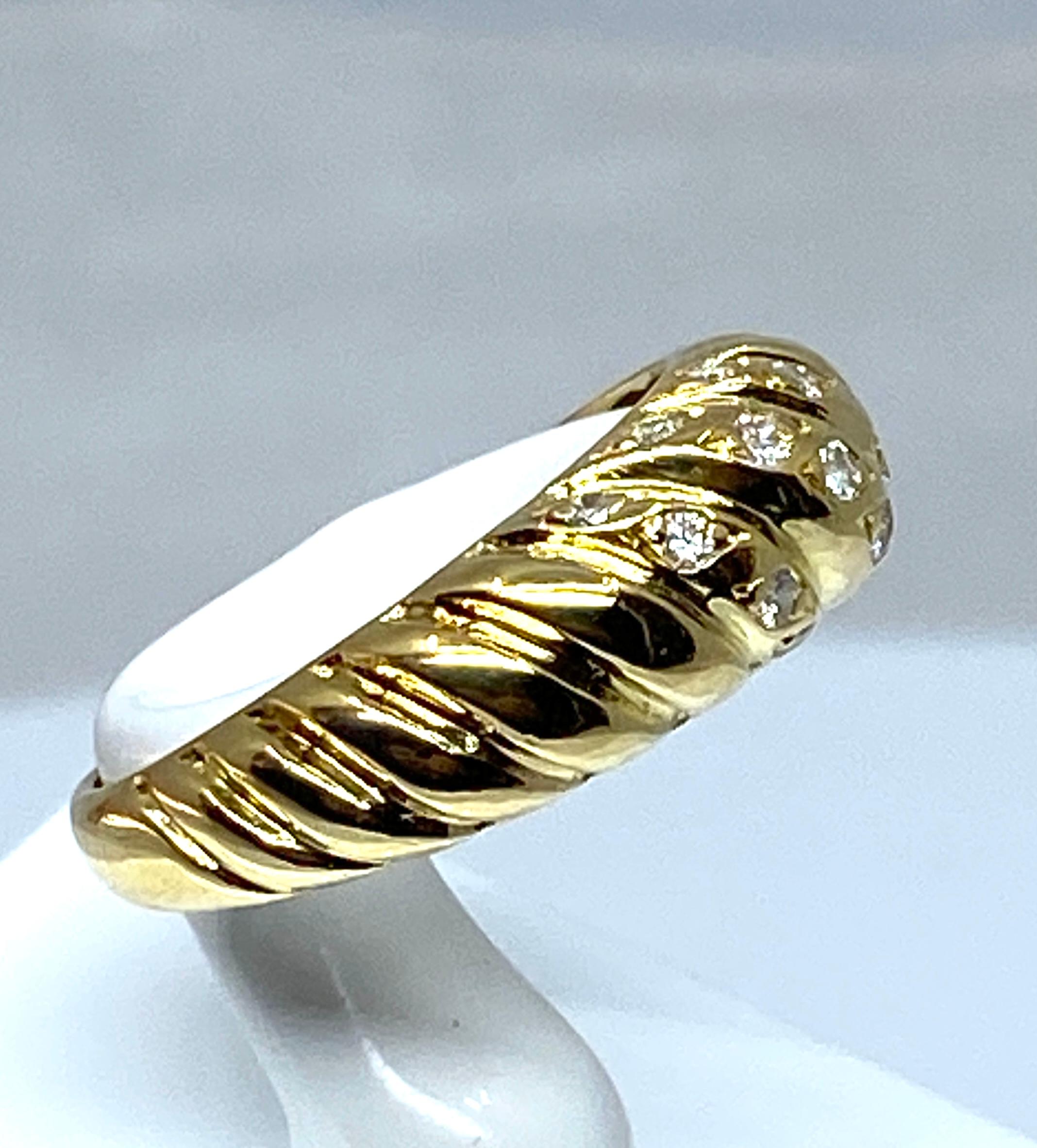 Round Cut 18 carat gold ring decorated with gadroons set with 3 rows of diamonds  For Sale