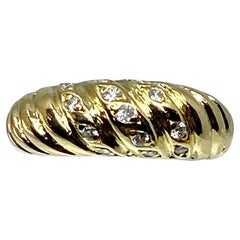 Bague en or 18 carats décorée de godrons sertis de 3 rangées de diamants 