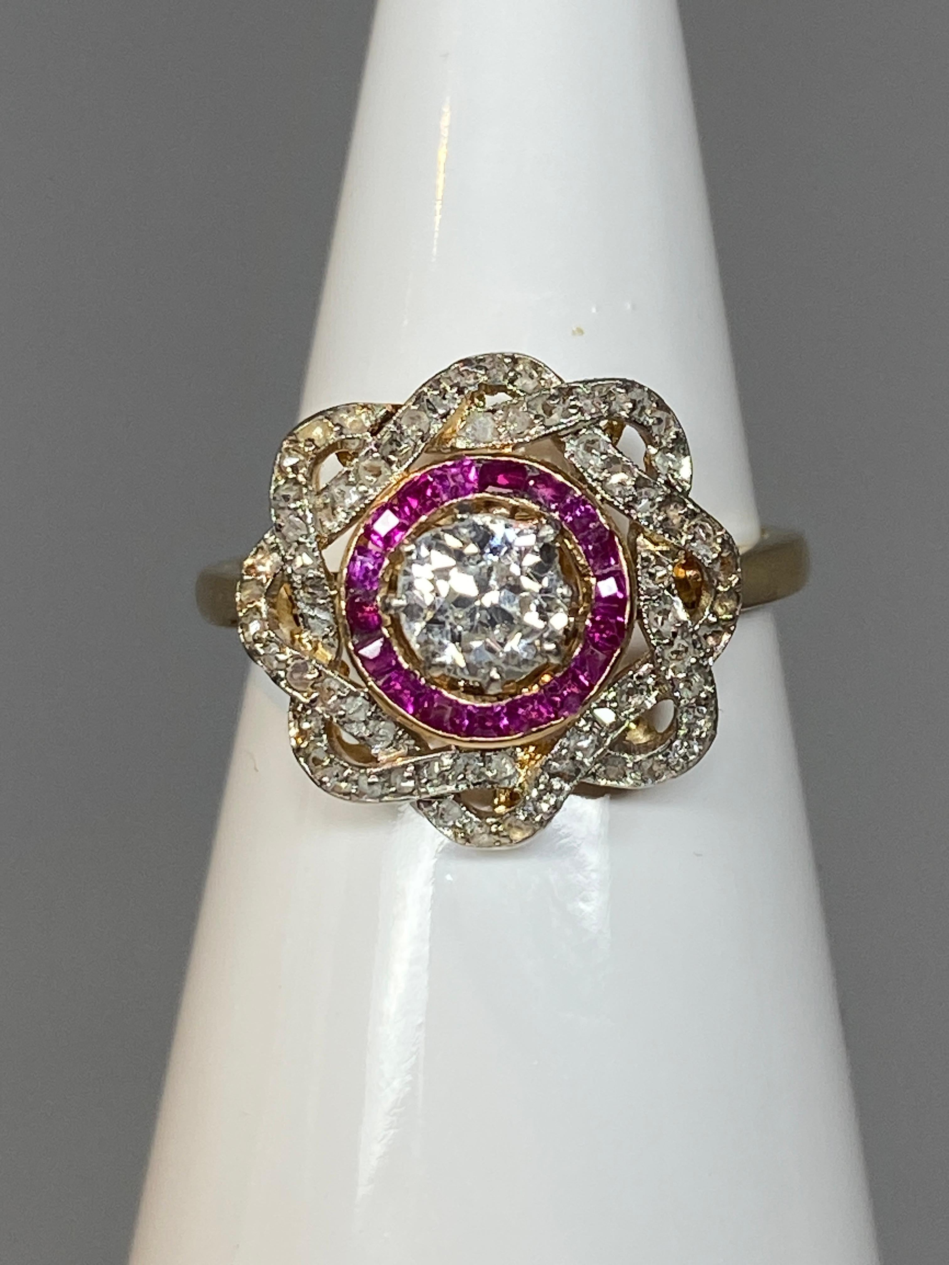 18 Carat Gold Ring, Flower Model, Set with Diamonds and Rubies, circa 1900 3