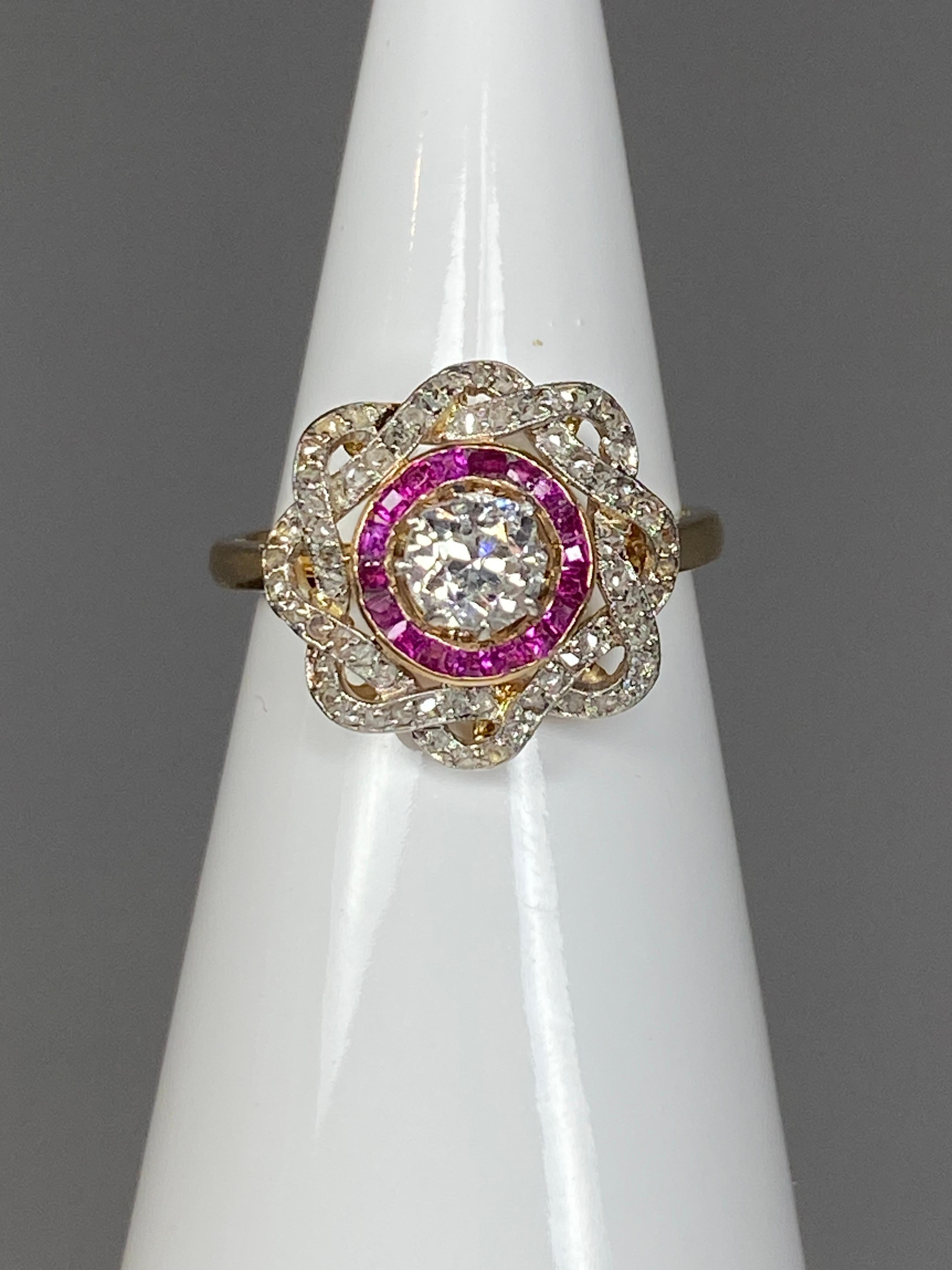 18 Carat Gold Ring, Flower Model, Set with Diamonds and Rubies, circa 1900 5