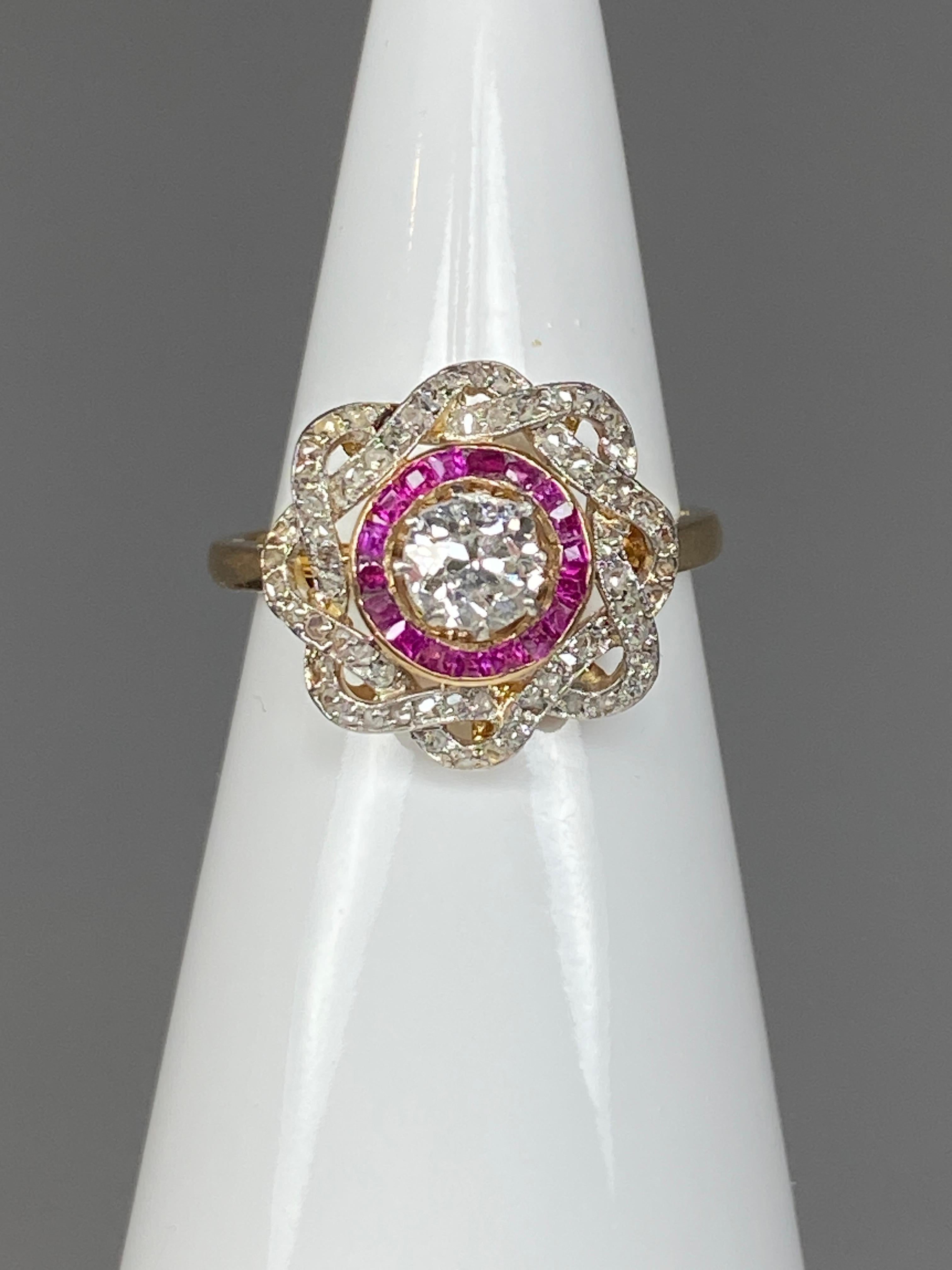18 Carat Gold Ring, Flower Model, Set with Diamonds and Rubies, circa 1900 6