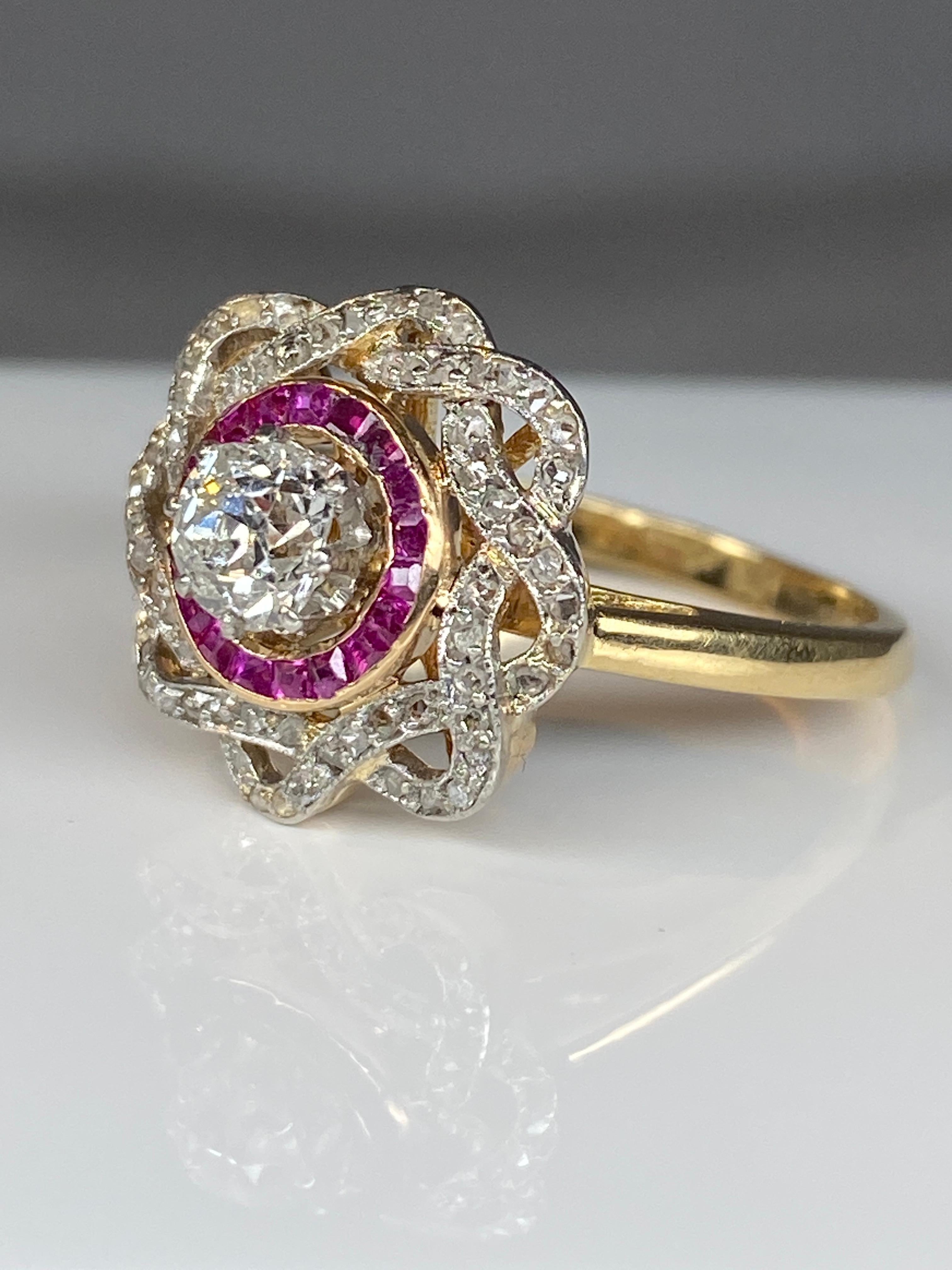 18 Carat Gold Ring, Flower Model, Set with Diamonds and Rubies, circa 1900 In Good Condition In VERSAILLES, FR