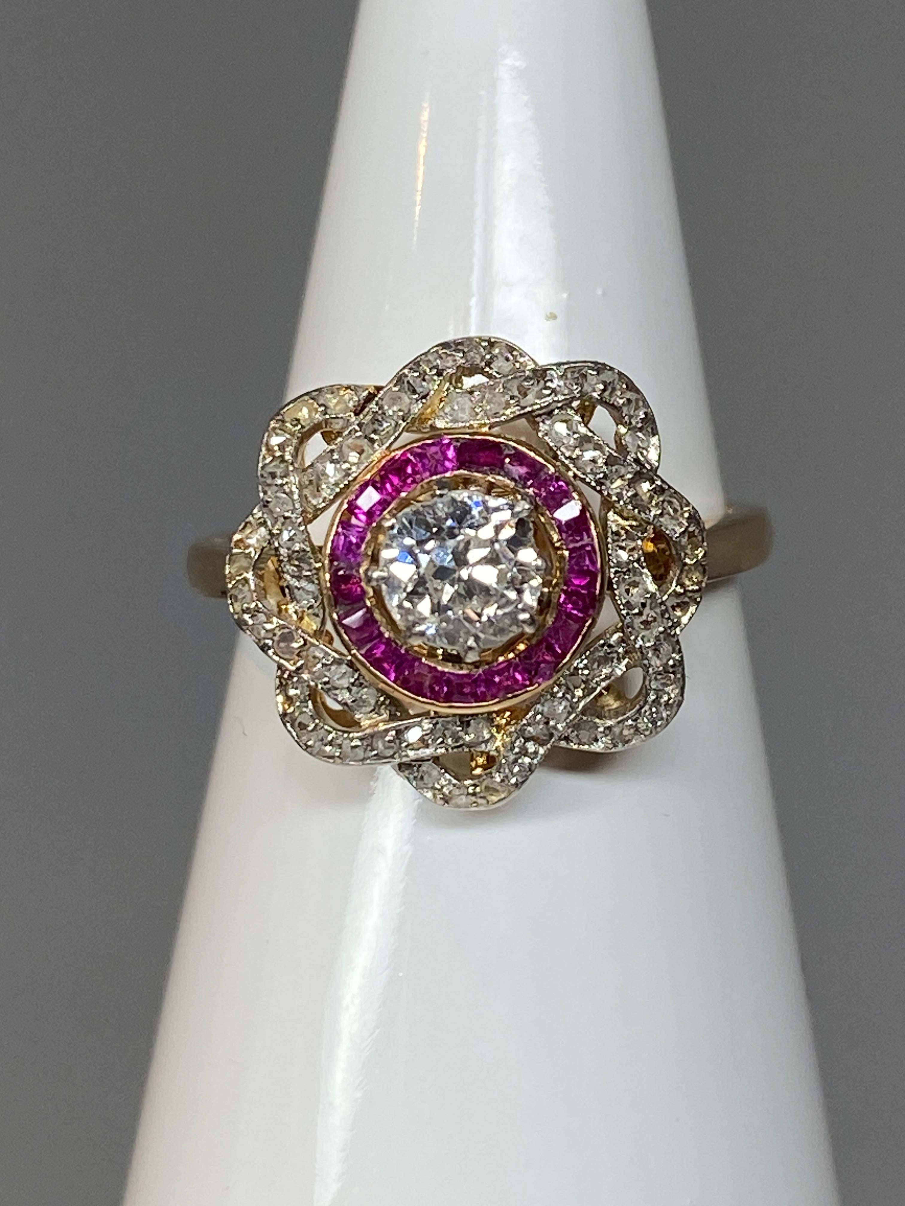 18 Carat Gold Ring, Flower Model, Set with Diamonds and Rubies, circa 1900 2