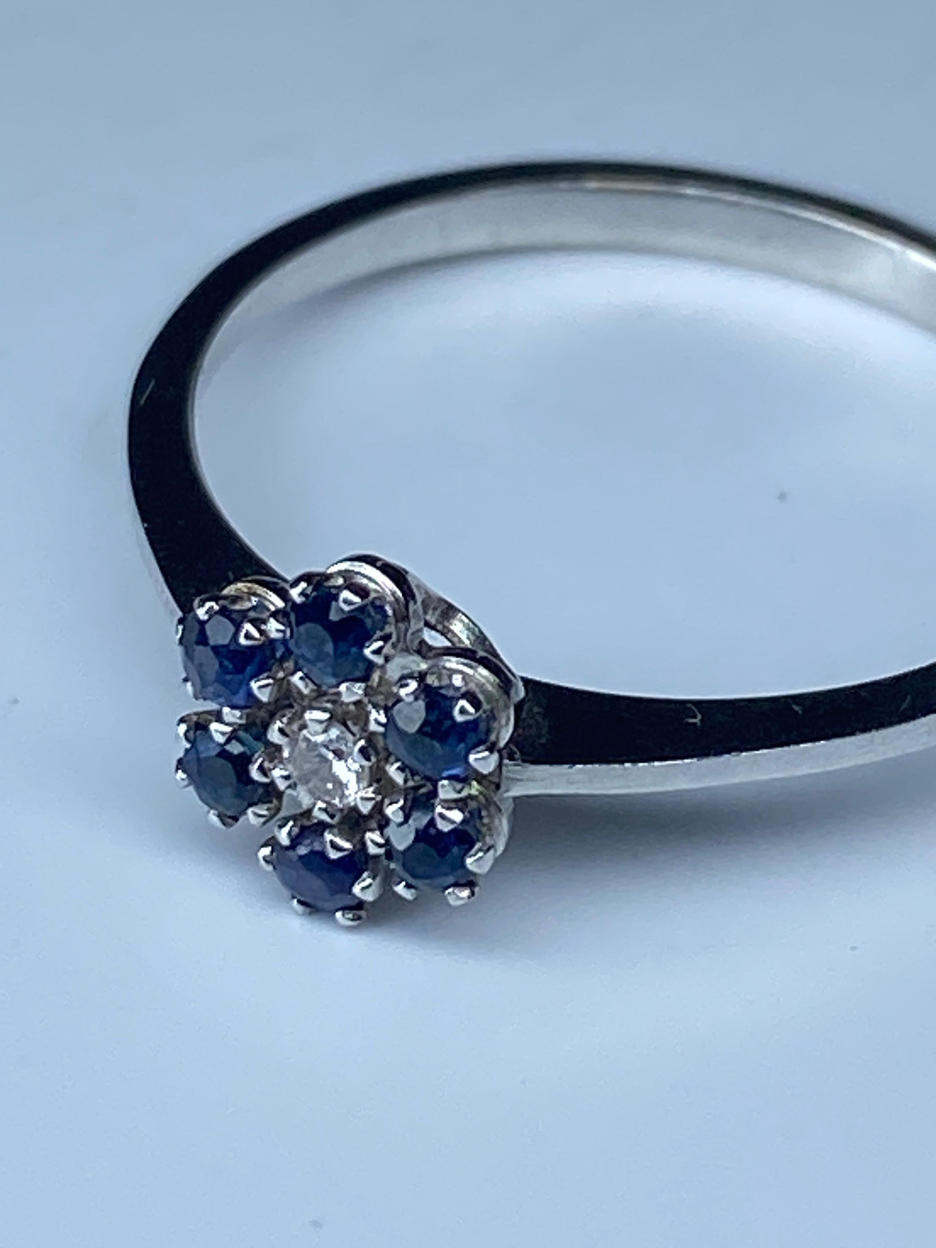 18 Carat Gold Ring, Flower Model Set with Sapphires and Diamonds 4