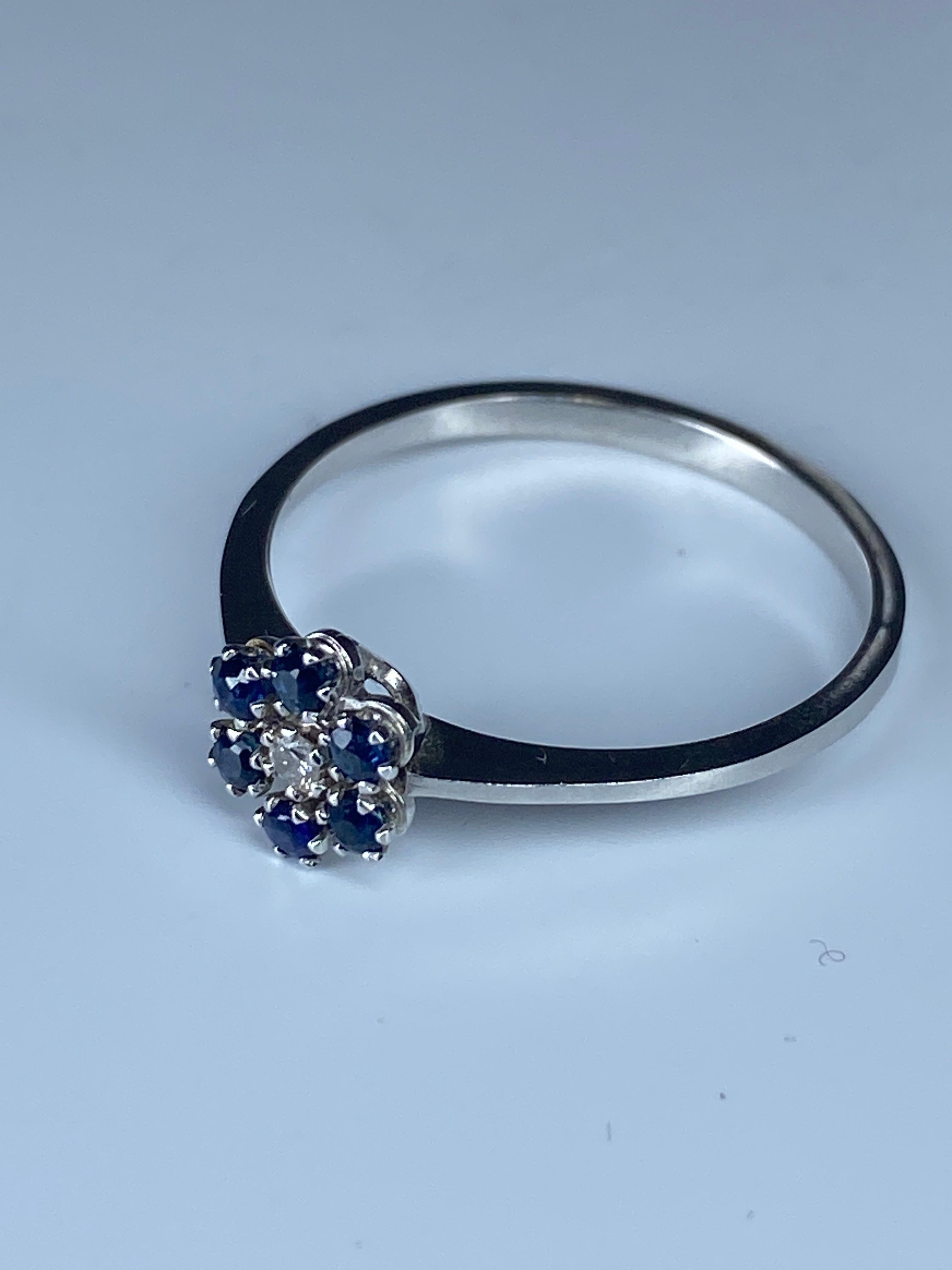 18 Carat Gold Ring, Flower Model Set with Sapphires and Diamonds 5