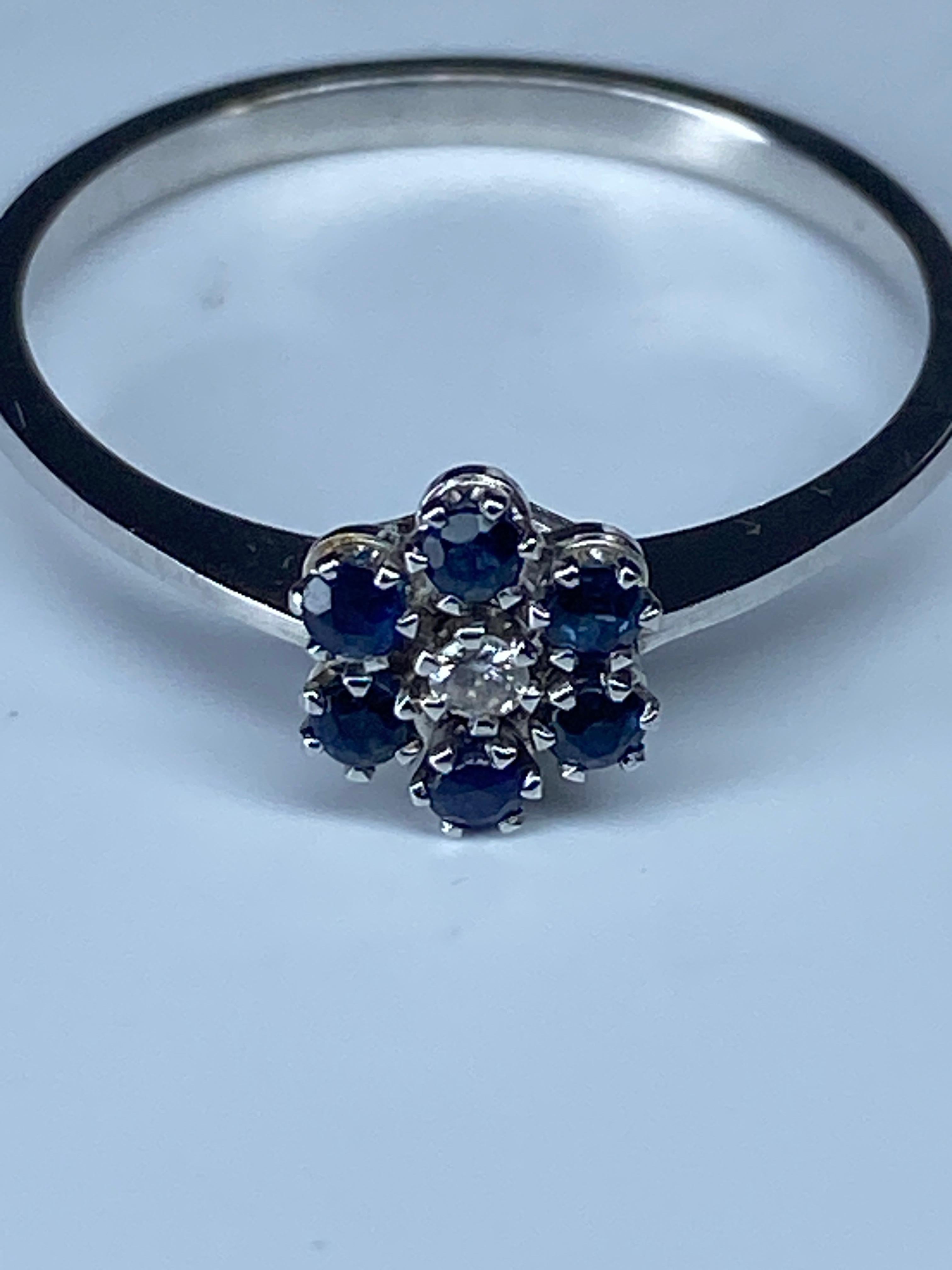 18 Carat Gold Ring, Flower Model Set with Sapphires and Diamonds 6