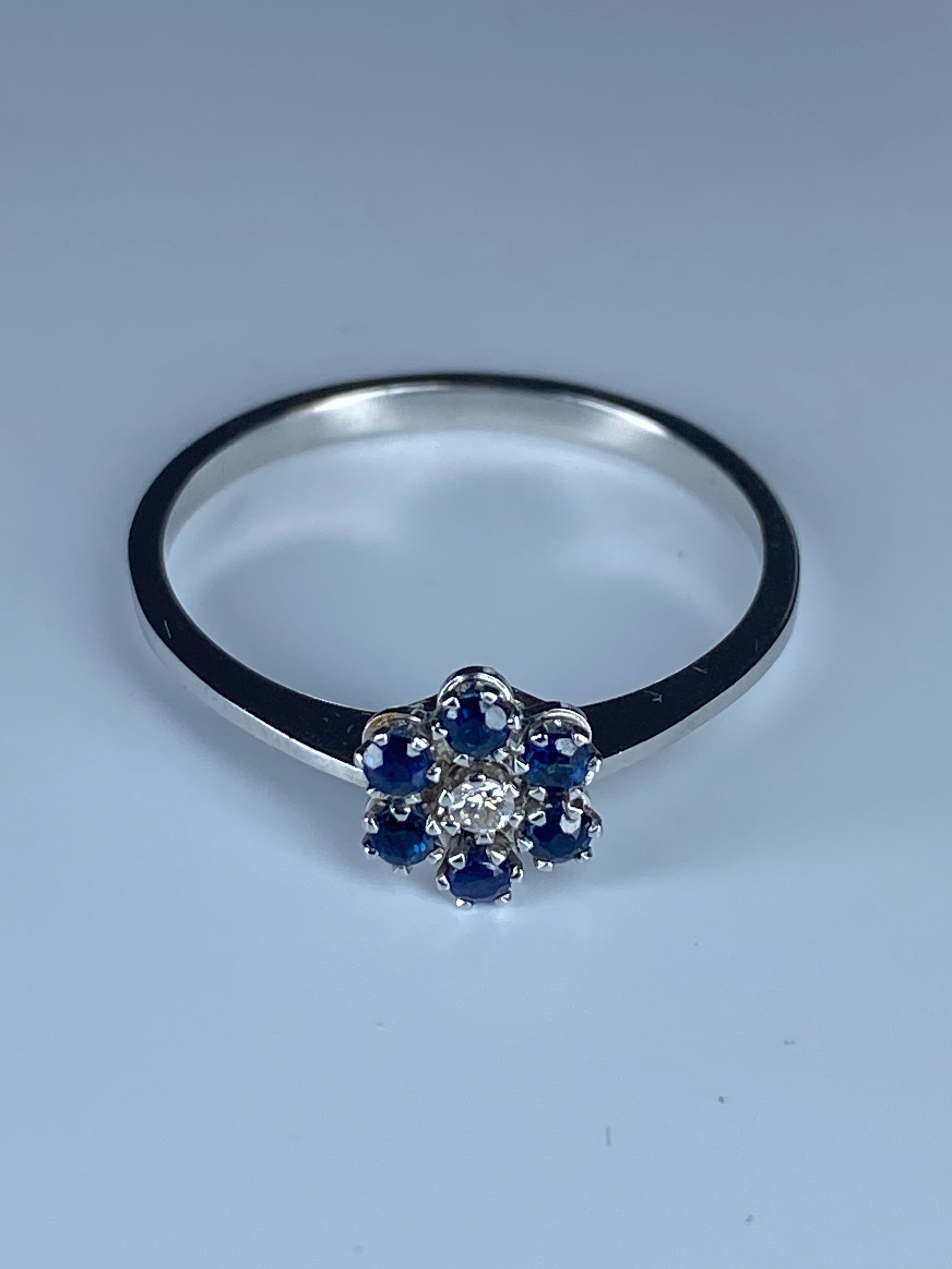 18 Carat Gold Ring, Flower Model Set with Sapphires and Diamonds 7