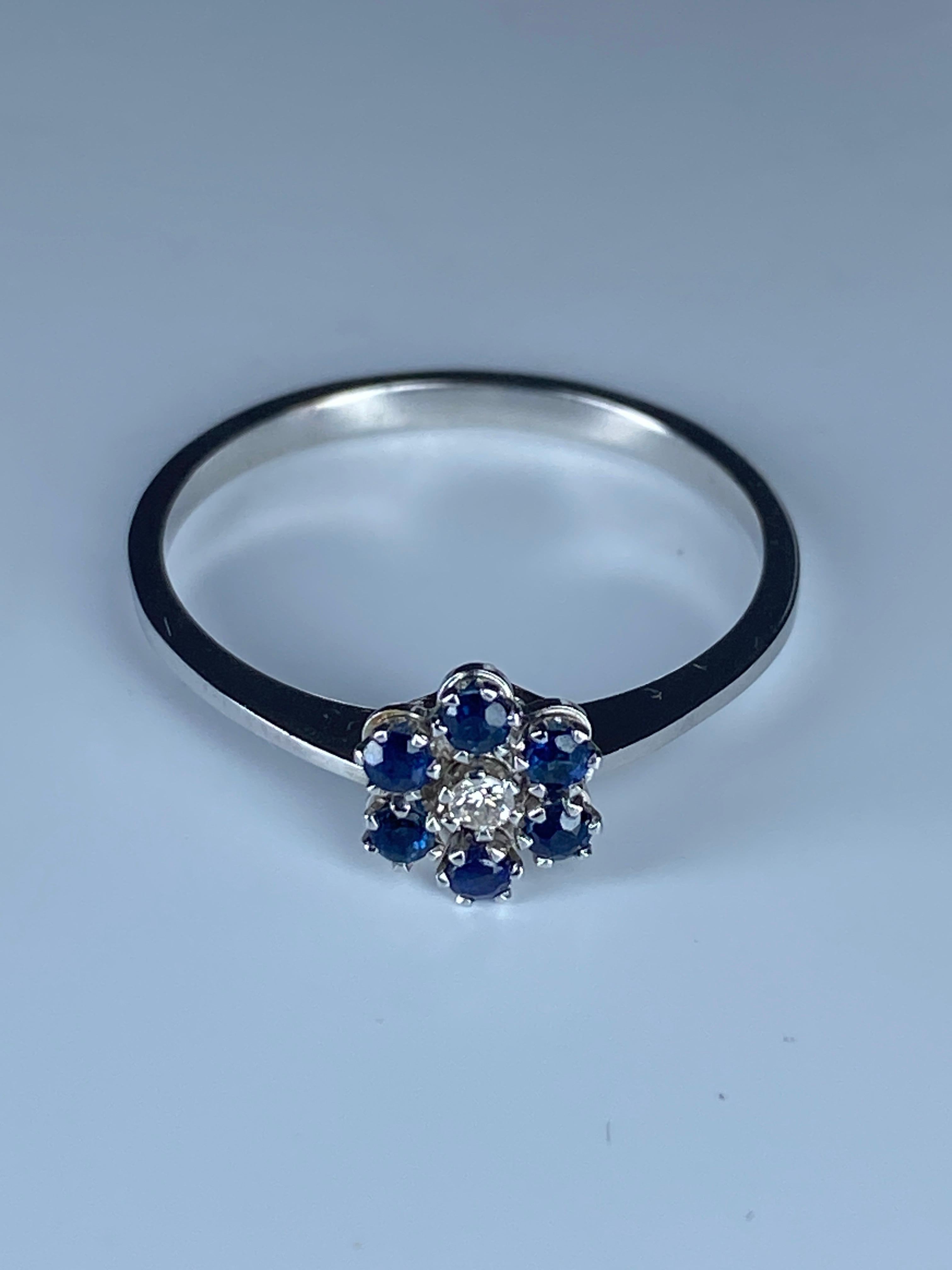 18 Carat Gold Ring, Flower Model Set with Sapphires and Diamonds 8