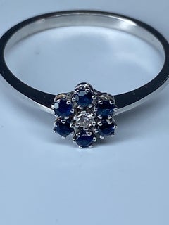 Bague fleur modèle en or 18 carats sertie de saphirs et de diamants