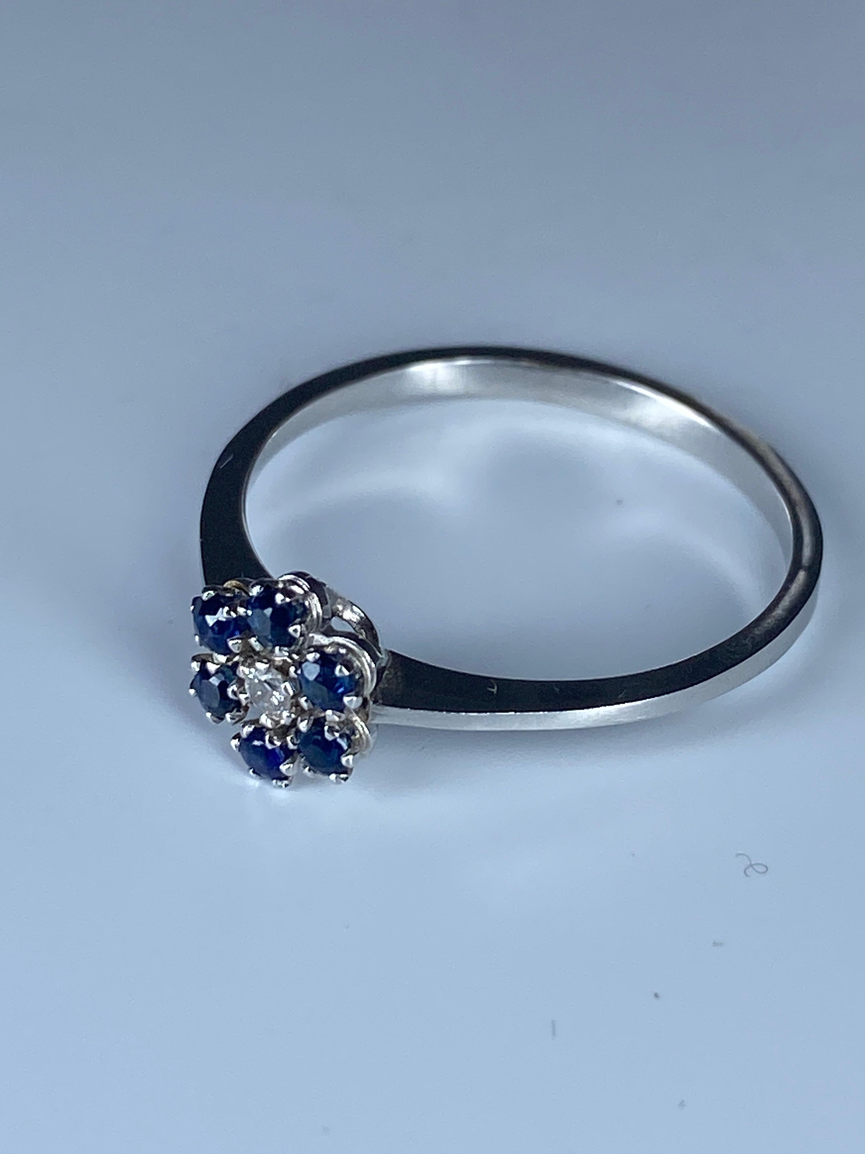 Round Cut 18 Carat Gold Ring, Flower Model Set with Sapphires and Diamonds