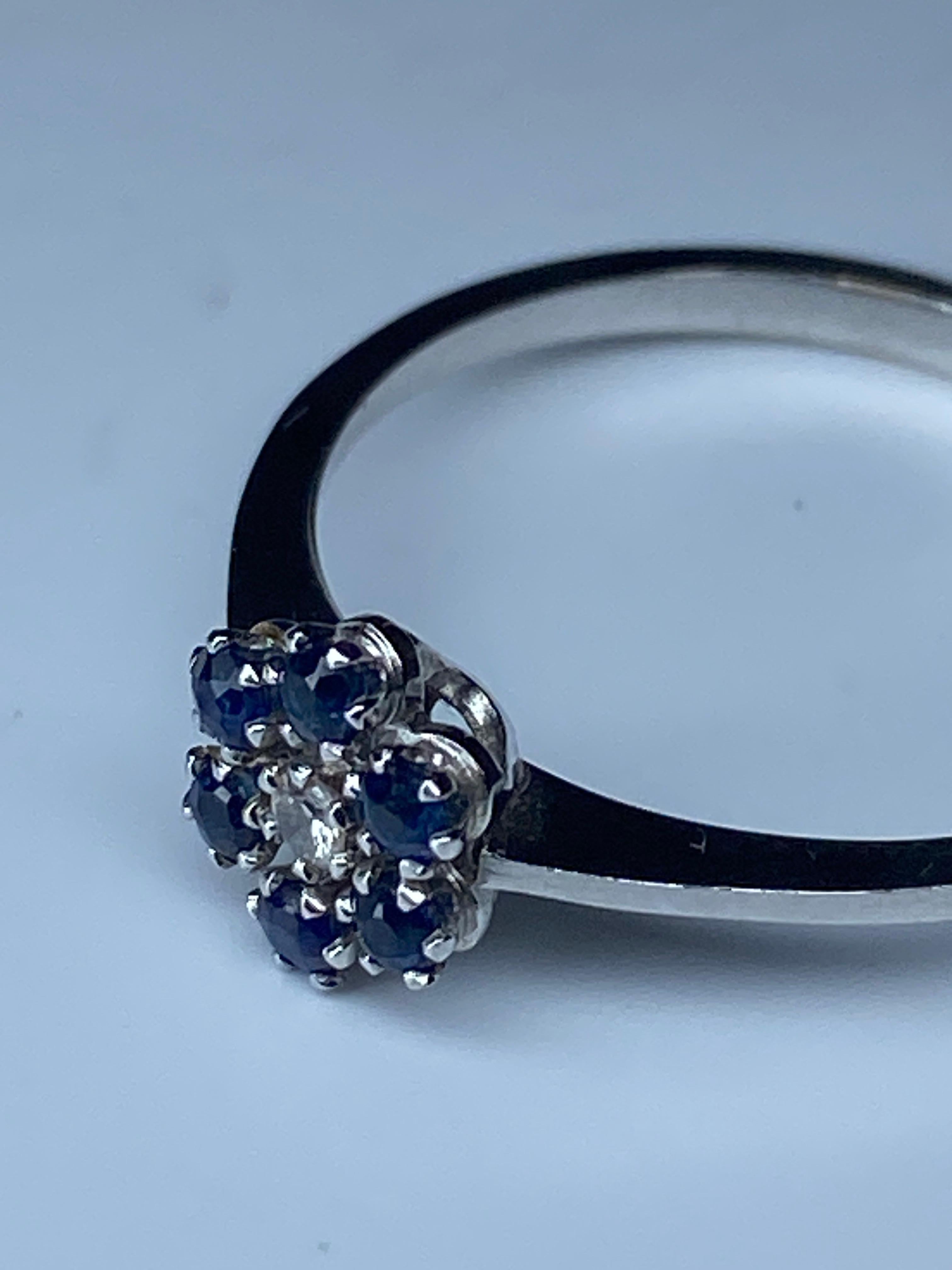 18 Carat Gold Ring, Flower Model Set with Sapphires and Diamonds In Good Condition In VERSAILLES, FR