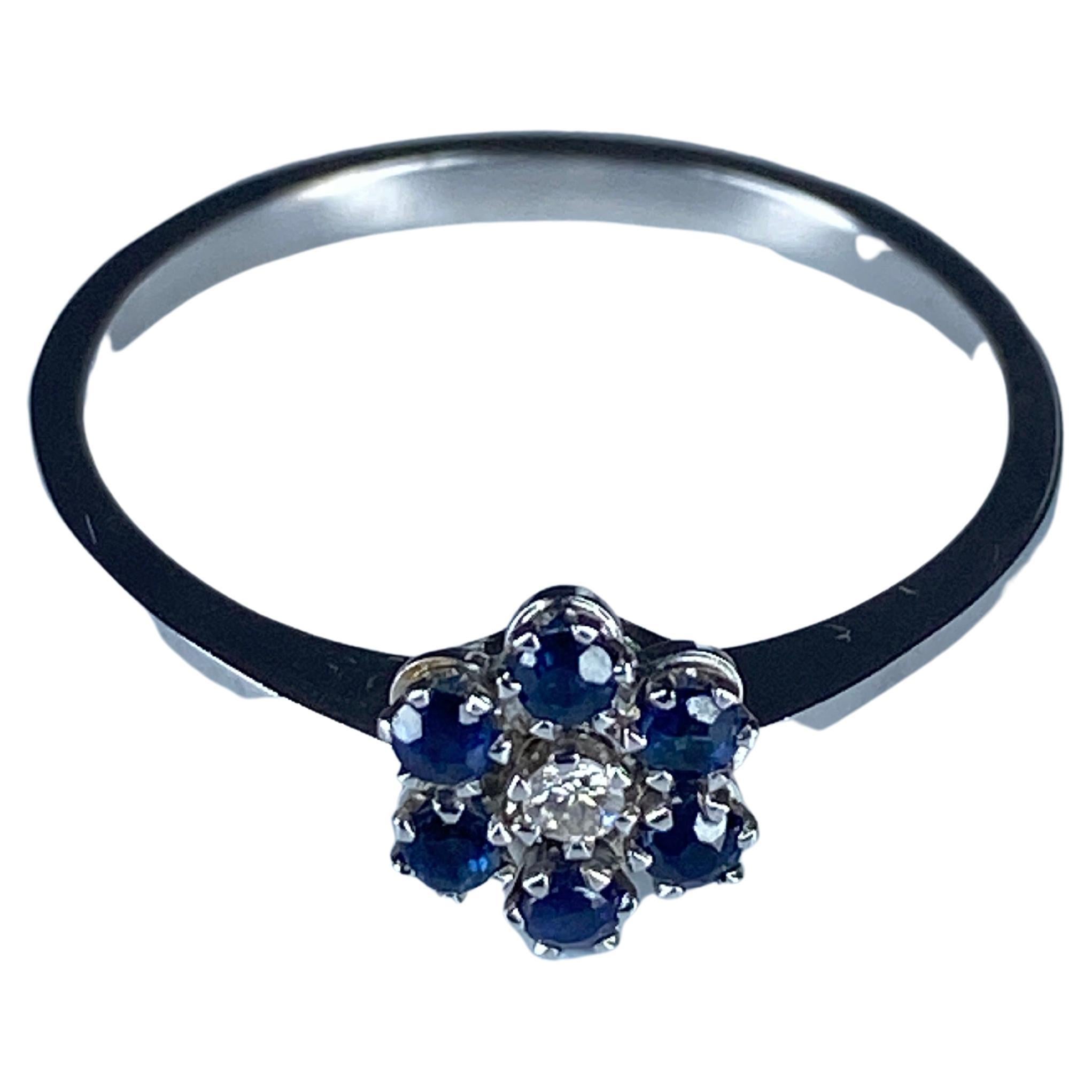 18 Carat Gold Ring, Flower Model Set with Sapphires and Diamonds