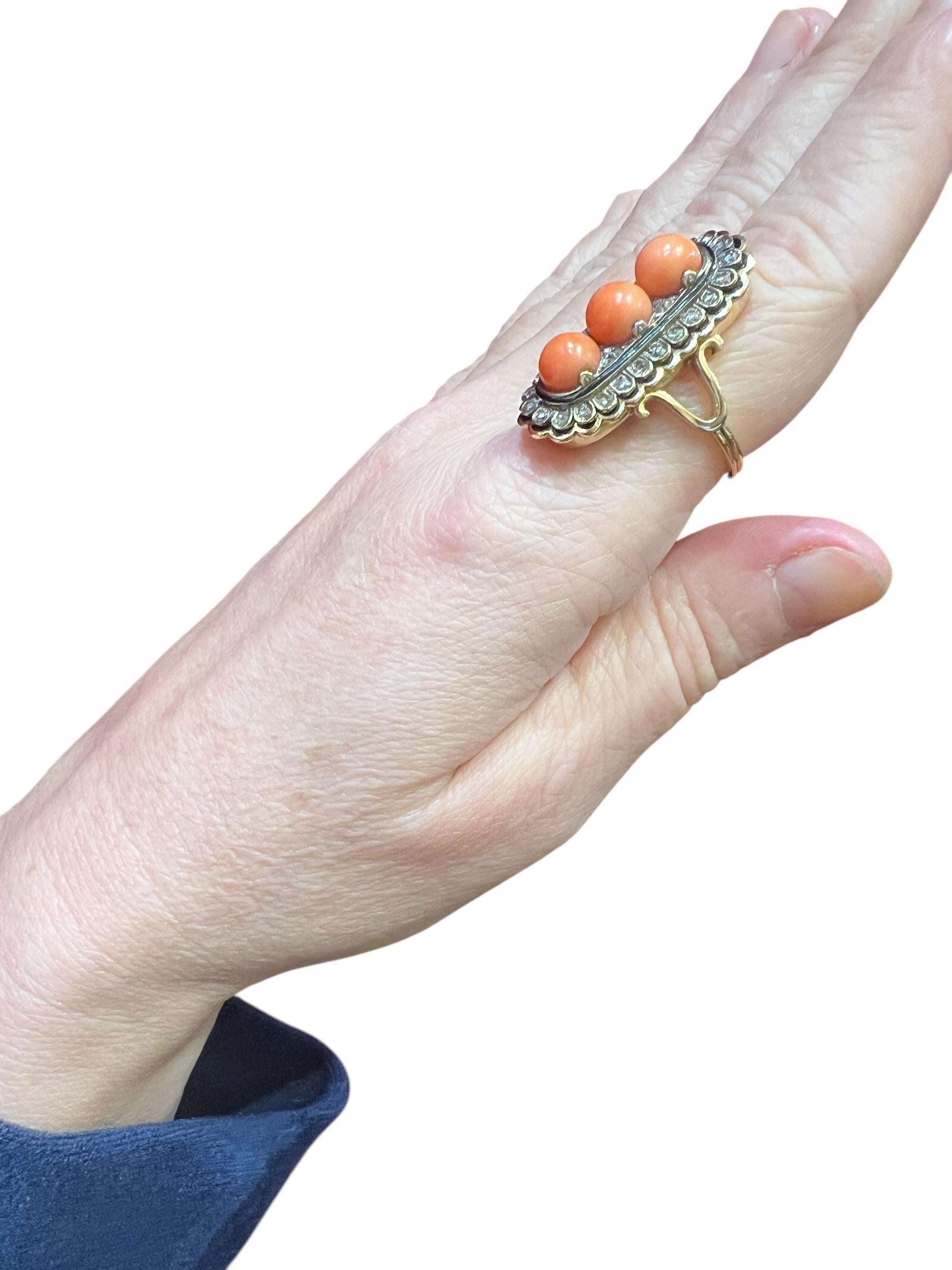 18 Carat Gold Ring Set With 3 Coral Beads And Antique Cut Diamonds Enhanced With In Good Condition For Sale In SAINT-OUEN-SUR-SEINE, FR