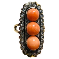 Anello in oro 18 carati con 3 perle di corallo e diamanti taglio antico, impreziosito da