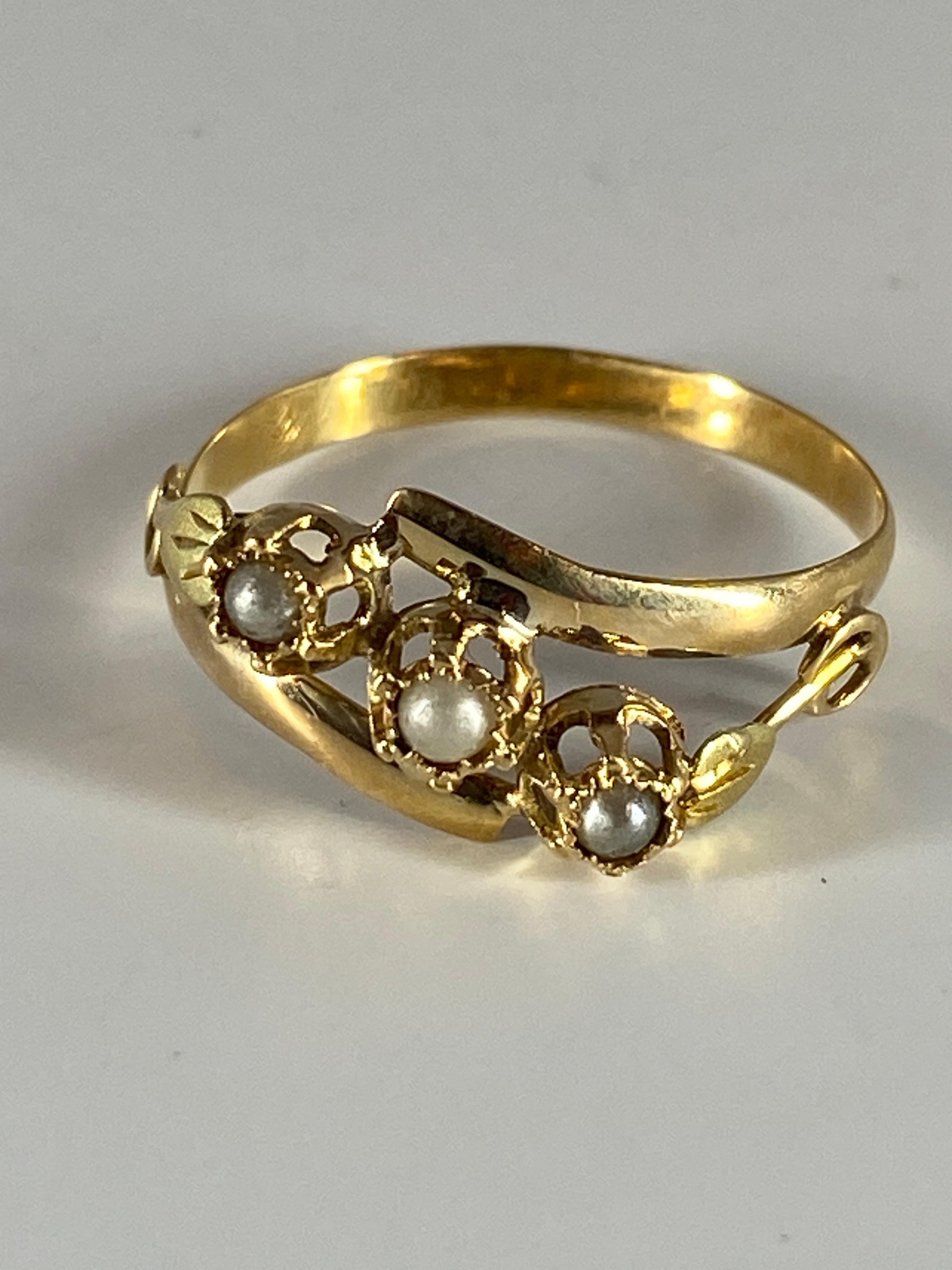18 Carat Gold Ring Set with 3 Fines Pearls, circa 1900 1