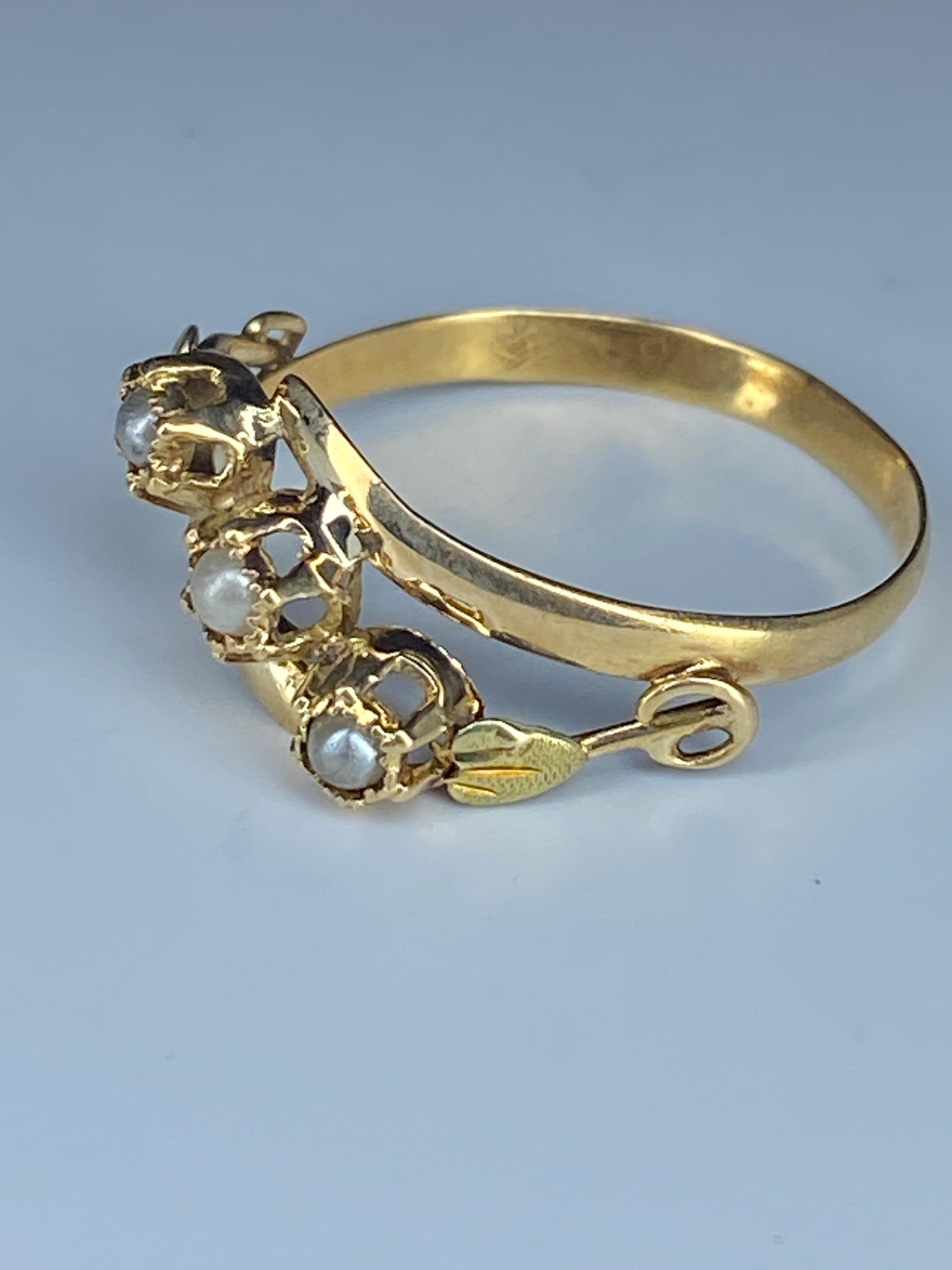 Art Deco 18 Carat Gold Ring Set with 3 Fines Pearls, circa 1900