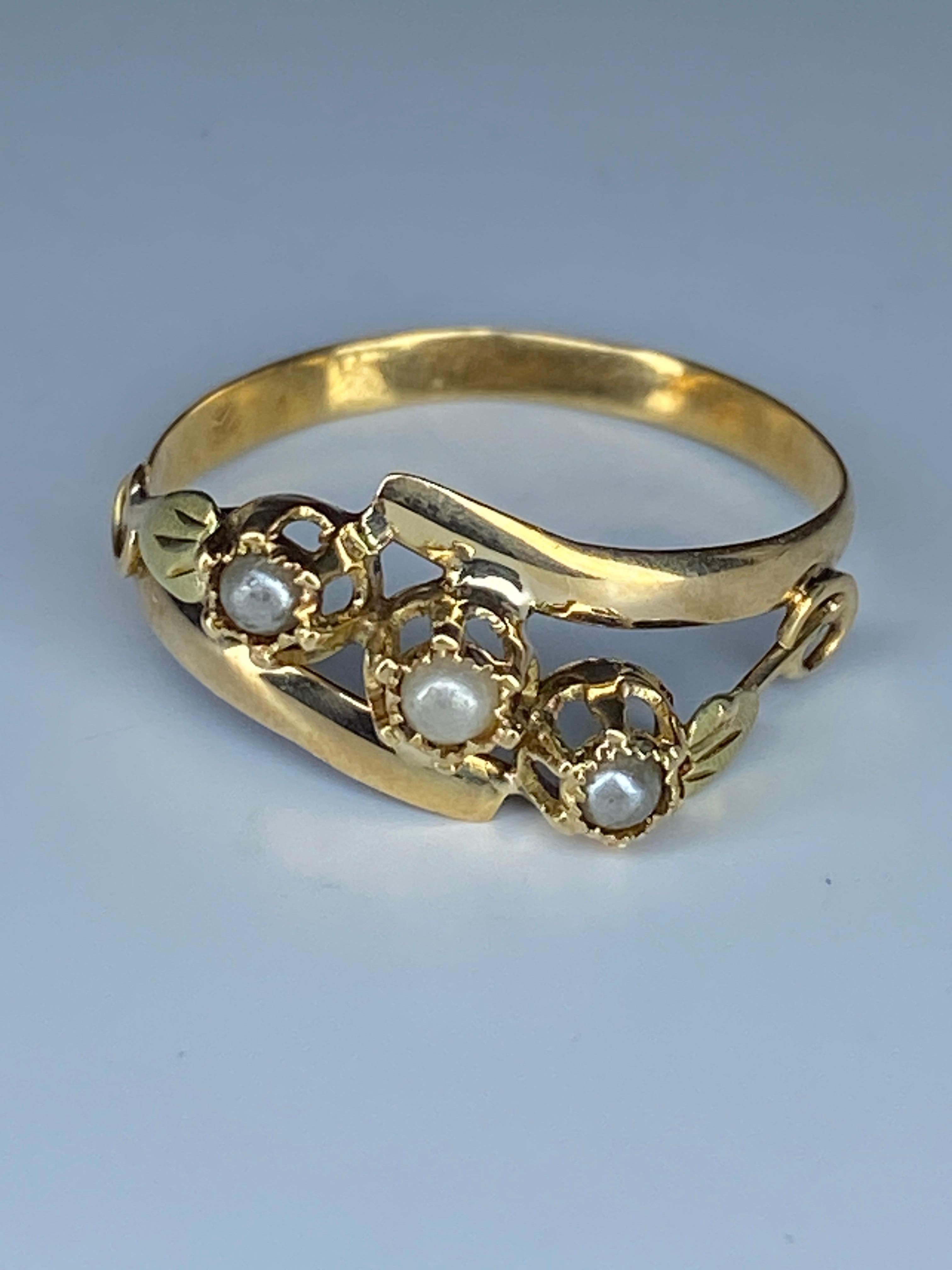 Round Cut 18 Carat Gold Ring Set with 3 Fines Pearls, circa 1900
