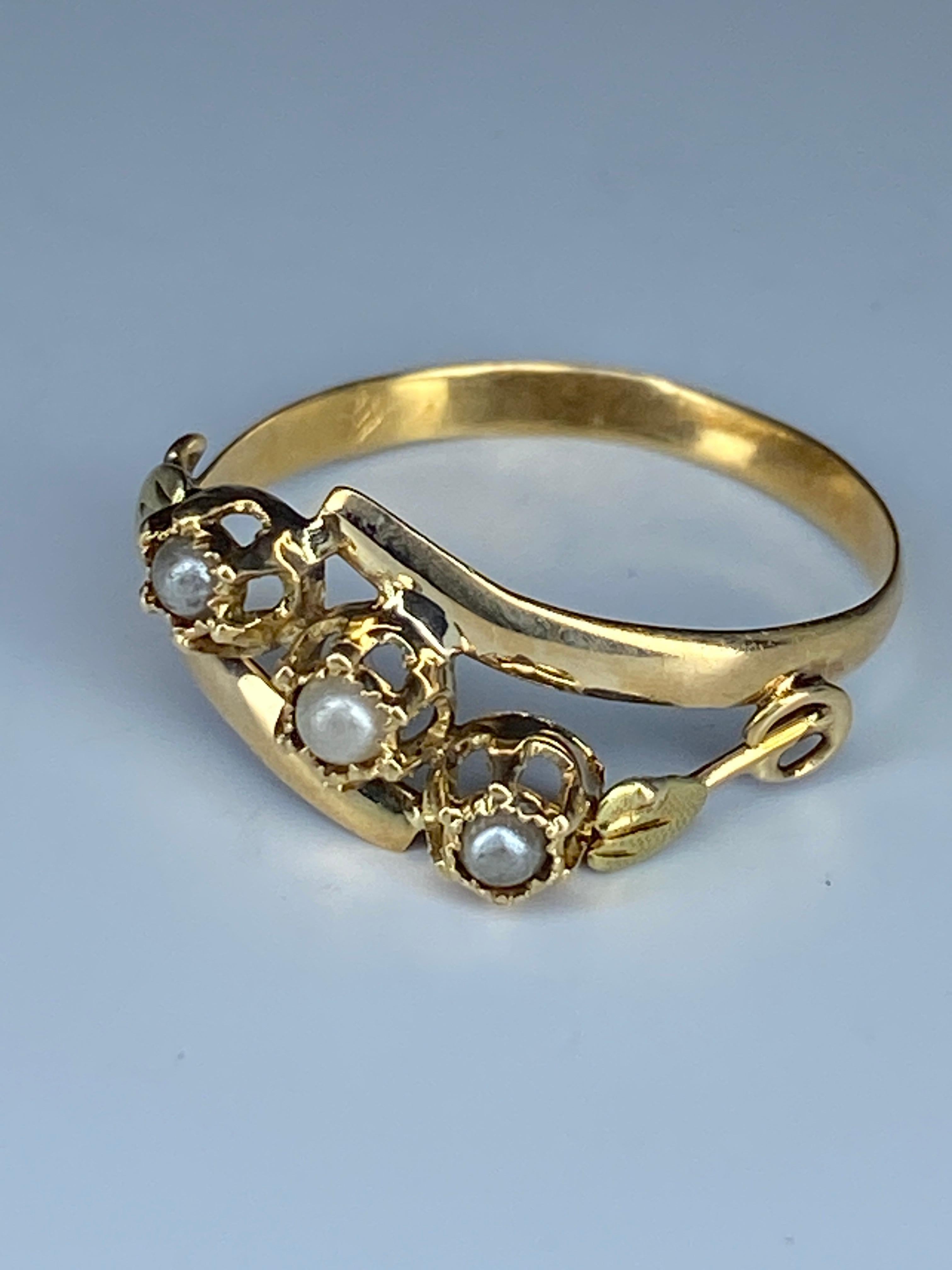 18 Carat Gold Ring Set with 3 Fines Pearls, circa 1900 In Good Condition In VERSAILLES, FR