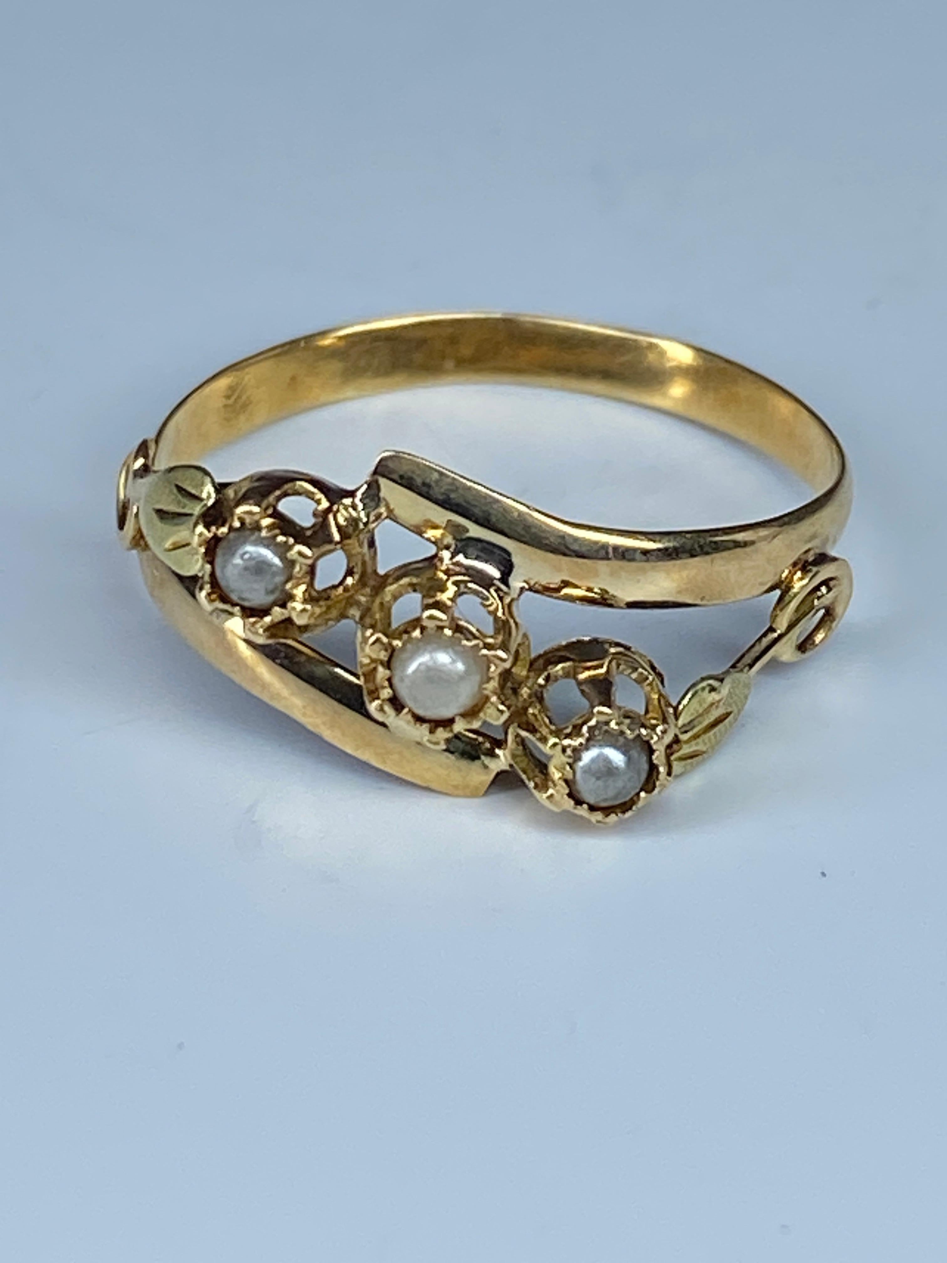Women's or Men's 18 Carat Gold Ring Set with 3 Fines Pearls, circa 1900
