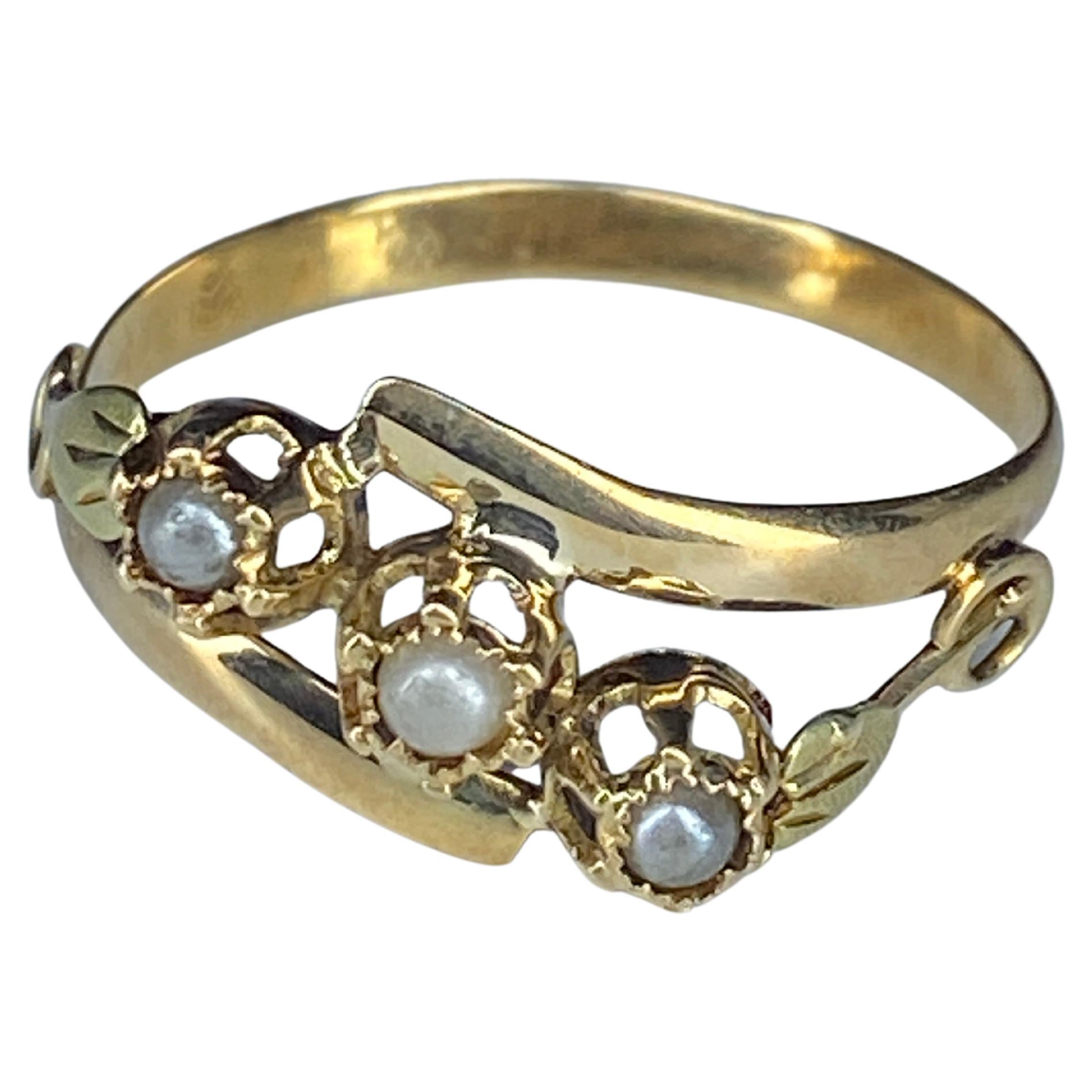 18 Carat Gold Ring Set with 3 Fines Pearls, circa 1900